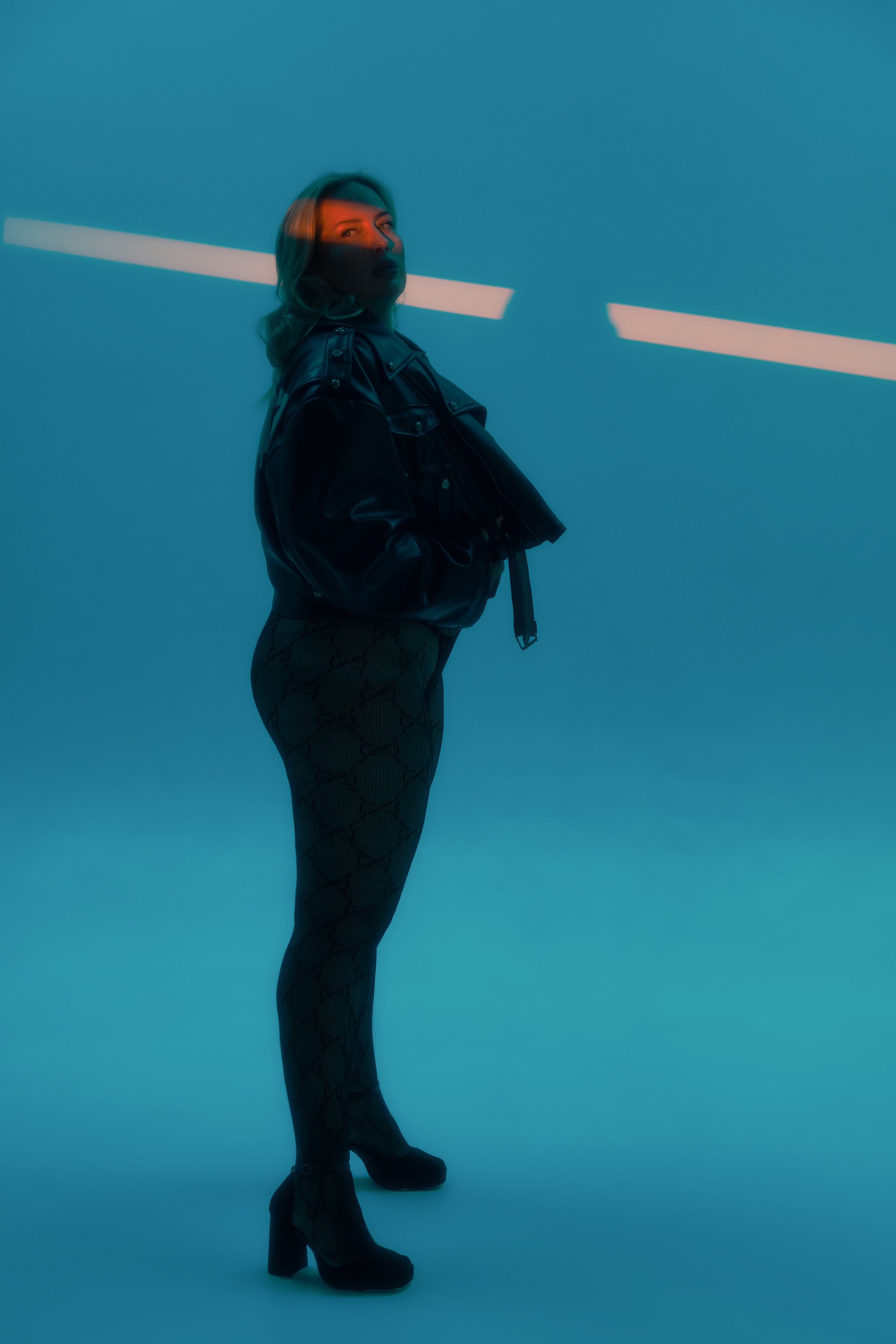 Фэшн съёмка с оранжевой полоской света на лице