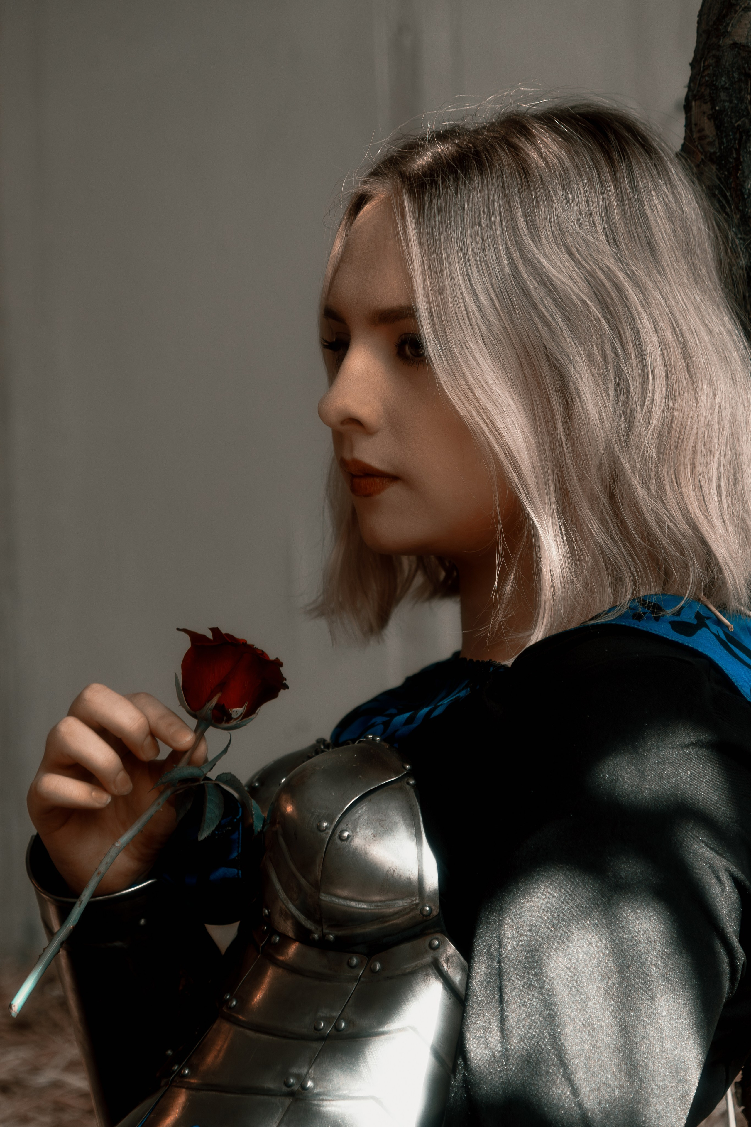 Драматичная фотосессия амазонки в исторических доспехах в Ростове-на-Дону. Напряженная атмосфера кадра держит в напряжении.