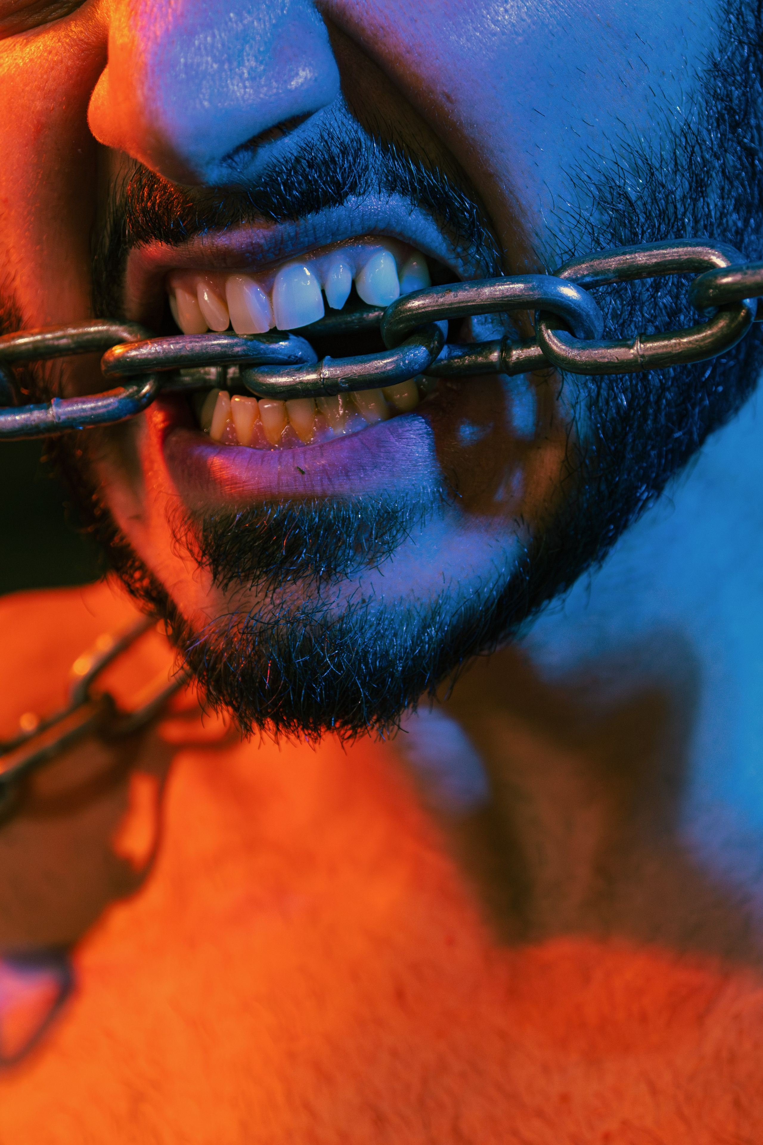 Профессиональная фотосессия группы Sextasy в Ростове-на-Дону демонстрирует мастерство. Мужской стриптиз в креативной обстановке автосервиса.