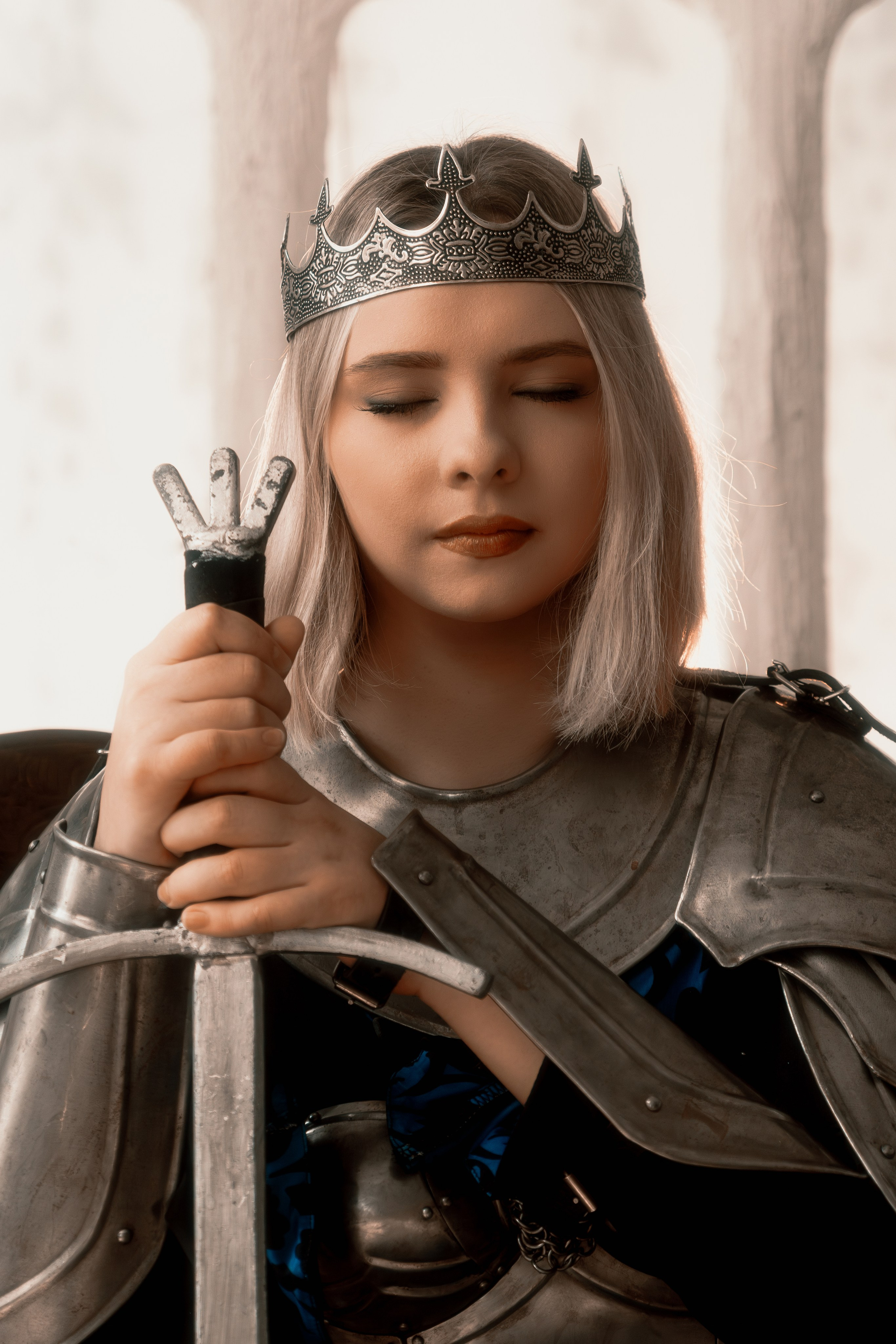 Драматичная фотосессия прекрасной амазонки в тяжелых доспехах в студии Ростова. Мощный образ воительницы притягивает взгляд зрителя.