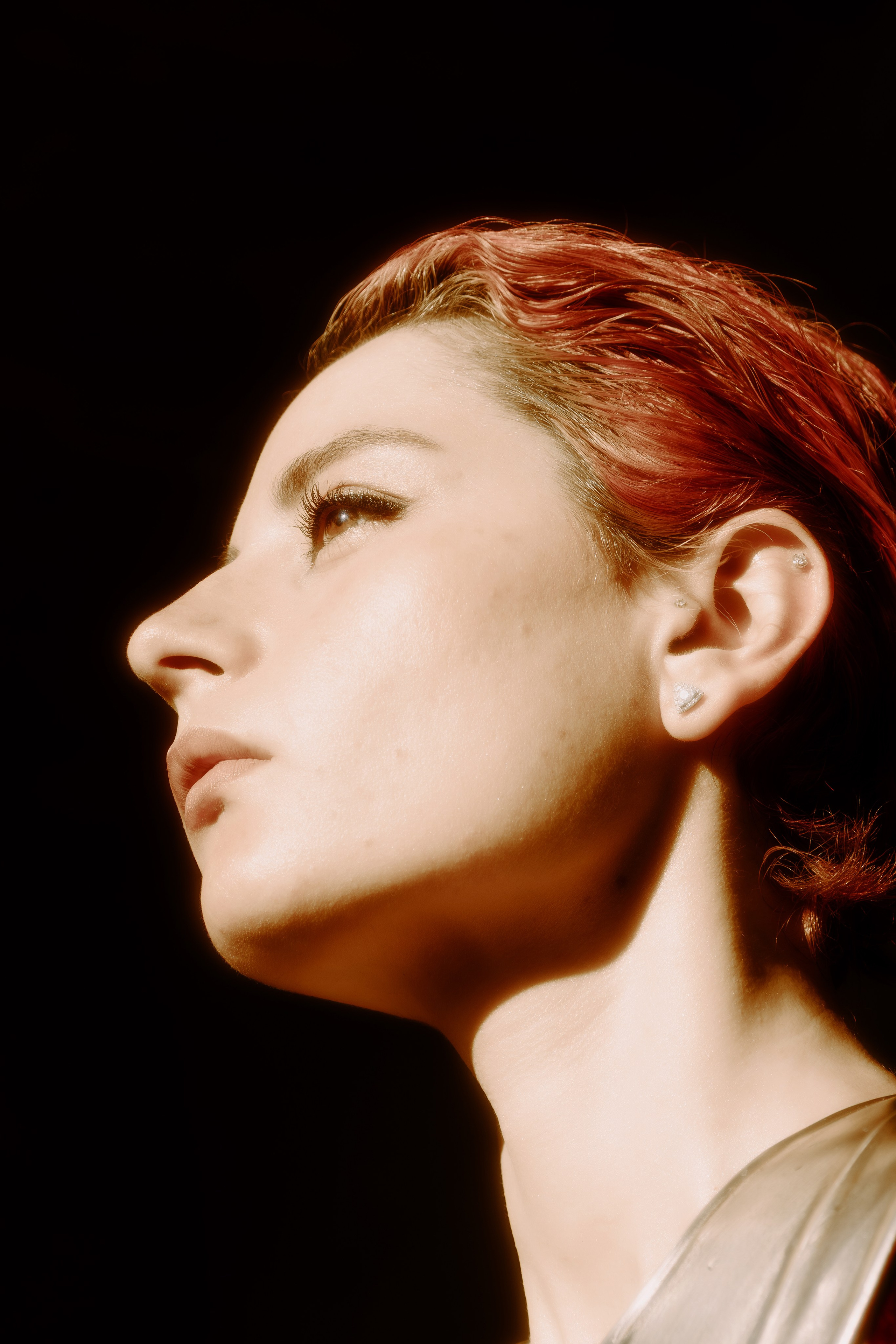 Портрет красивой девушки с короткими волосами