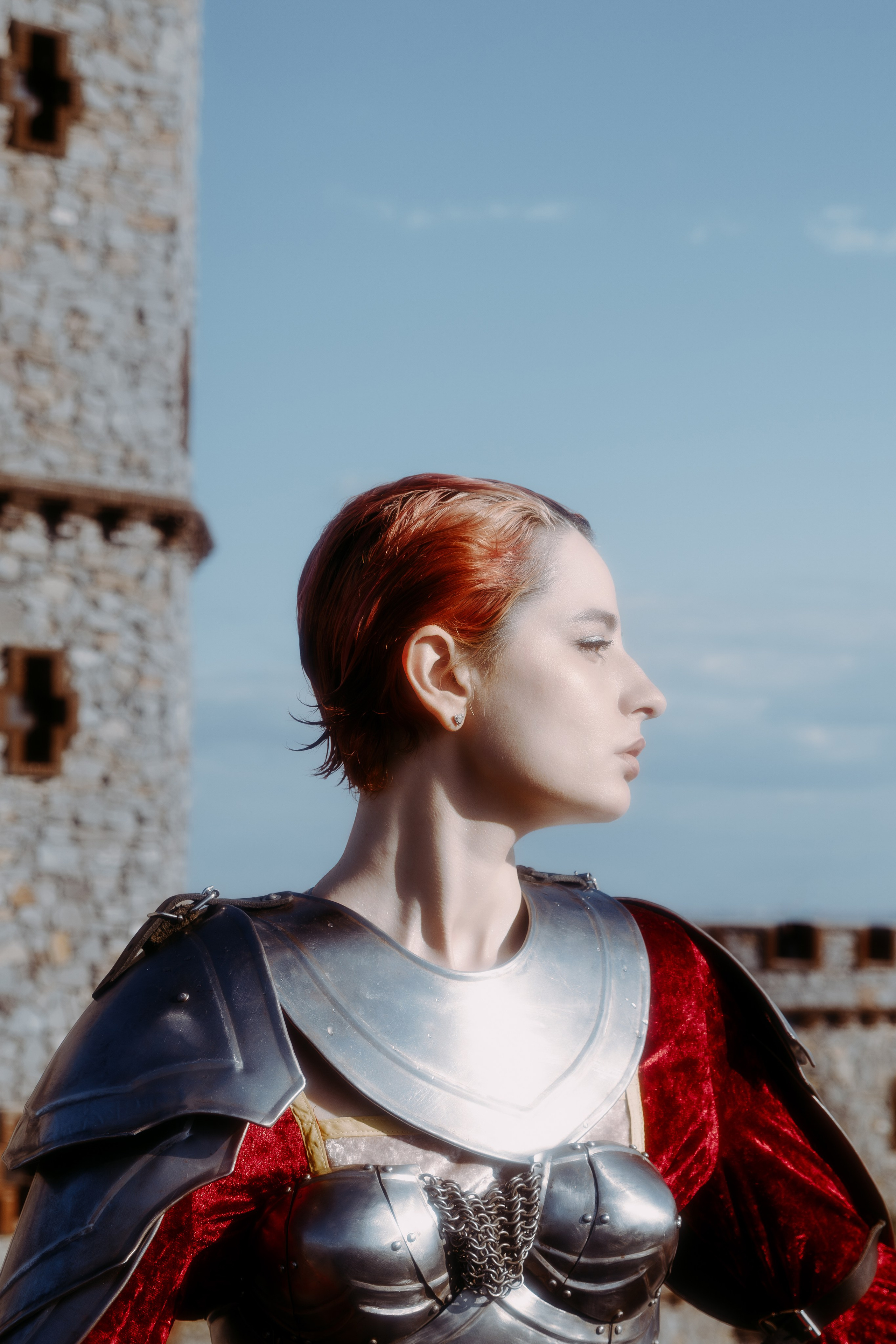Портрет девушки с красными волосами в средневековом стиле