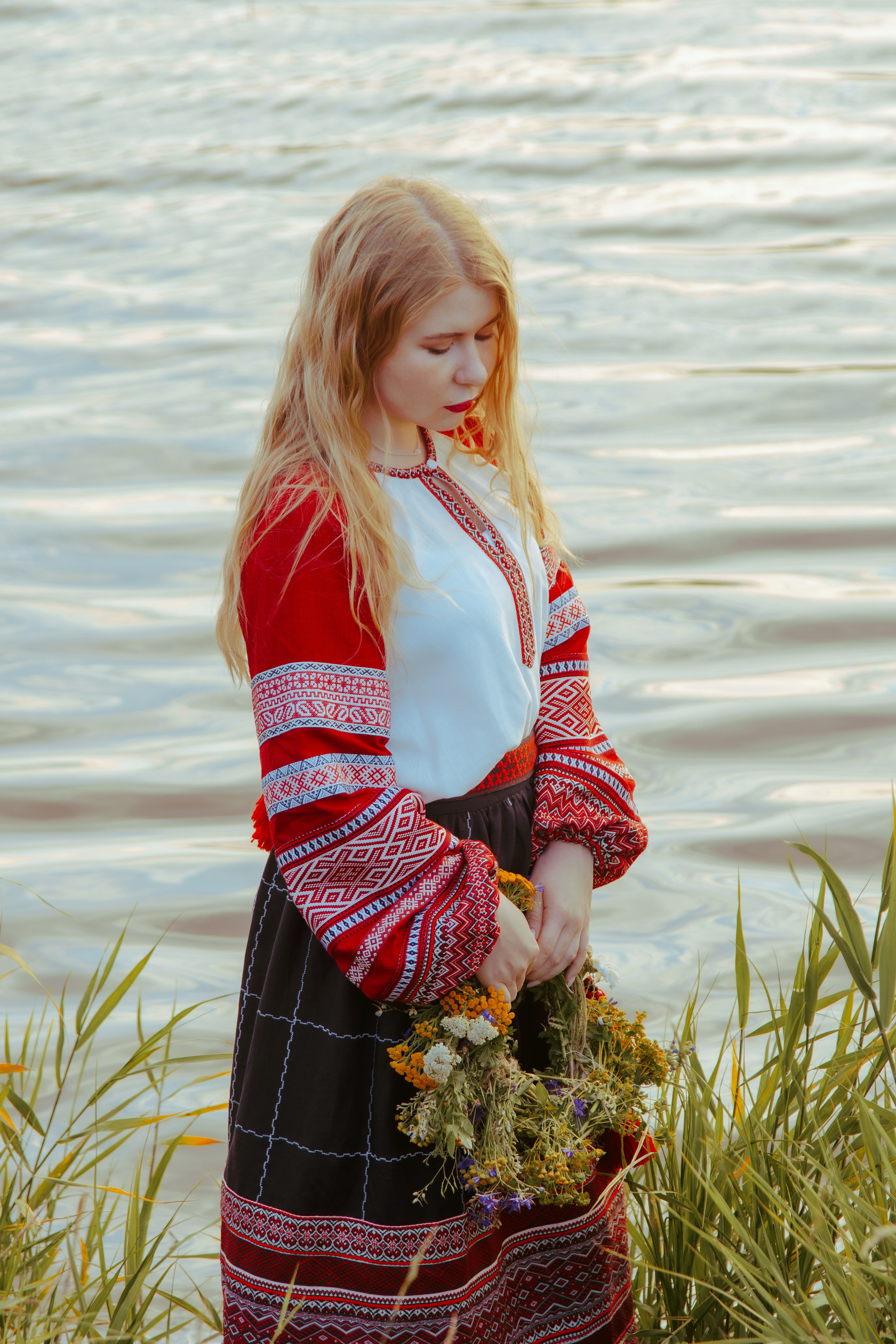 Фотосессия девушки в славянском стиле на фоне реки 