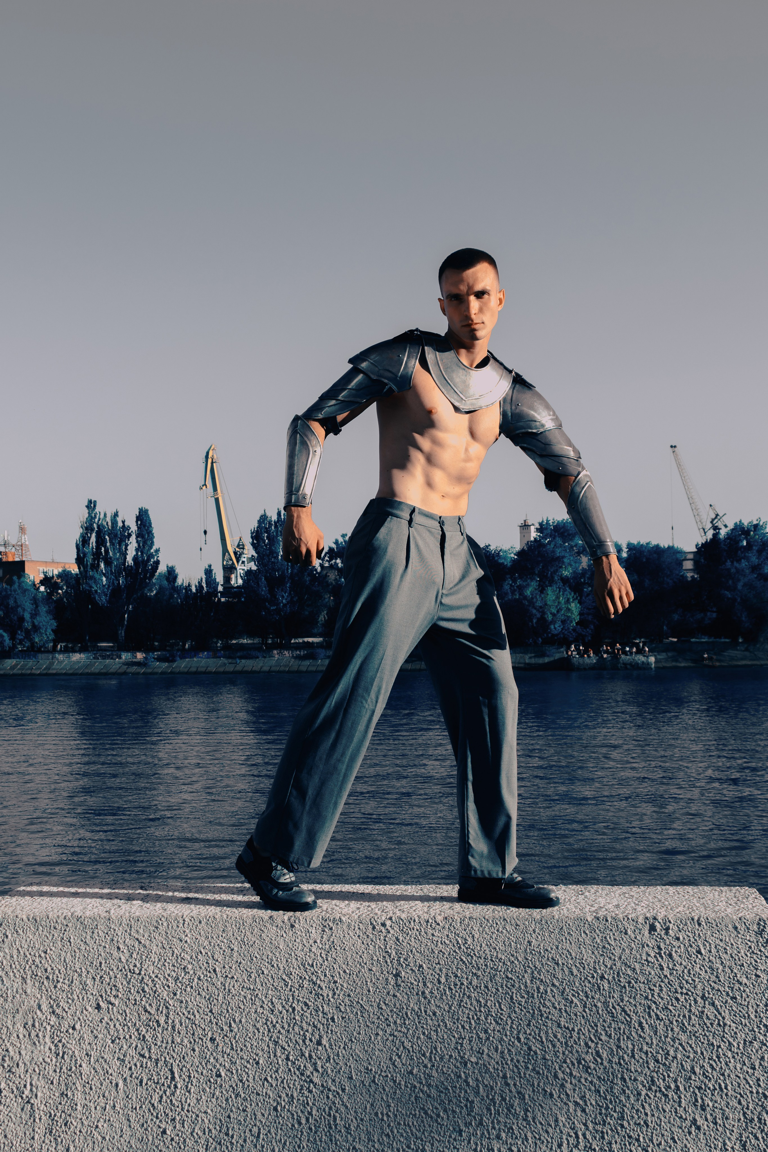 Эстетика мужского спортивного тела в рыцарских доспехах