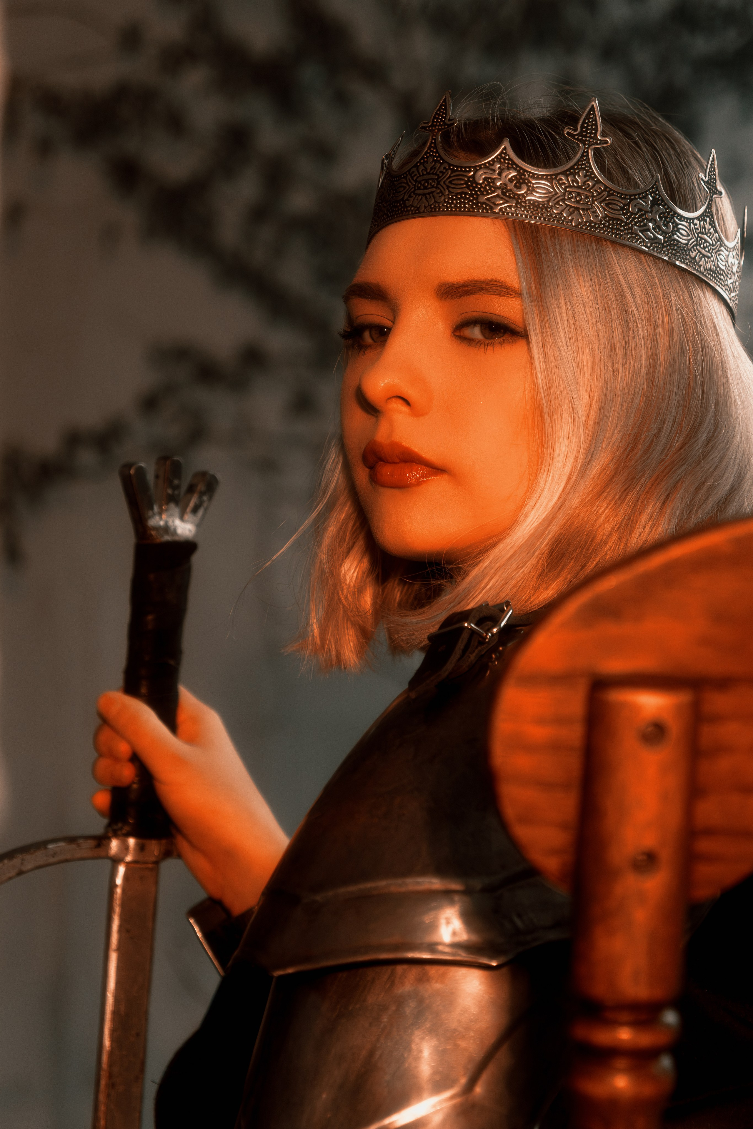 Грандиозный портрет амазонки в блестящих доспехах, созданный в профессиональной студии. Монументальность образа впечатляет своей силой.