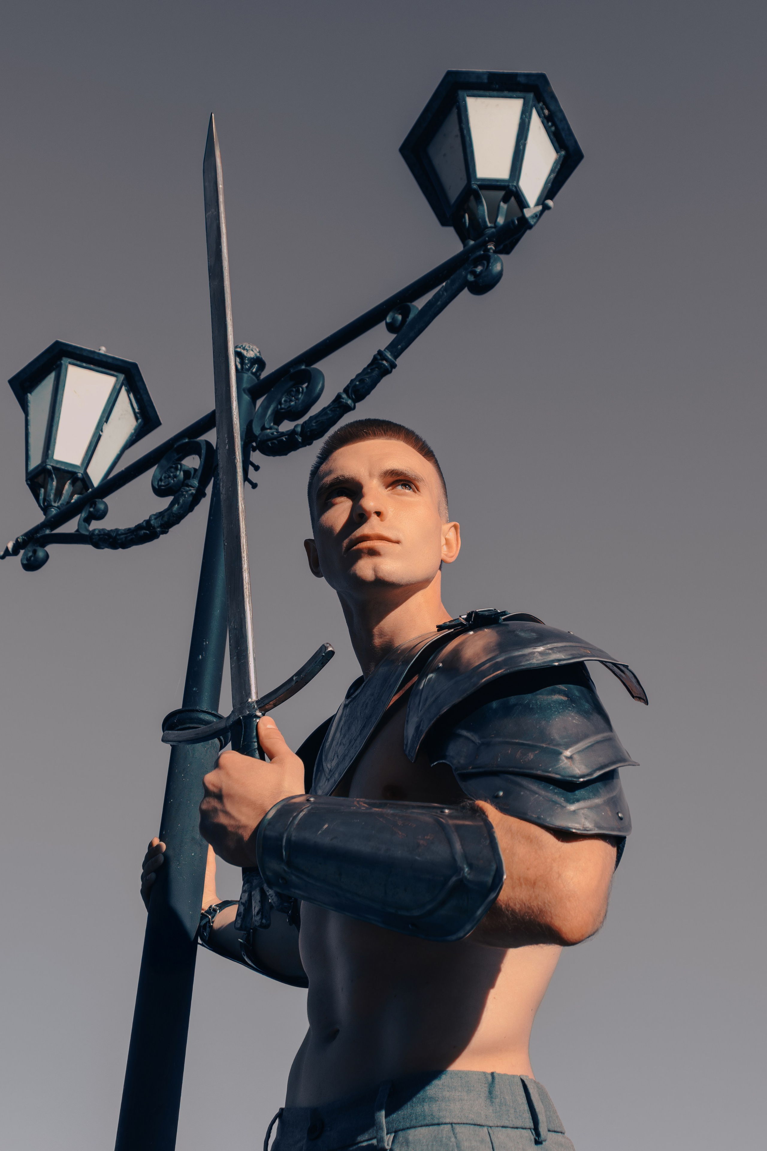 Мужской портрет в рыцарских доспехах в мечом в руках