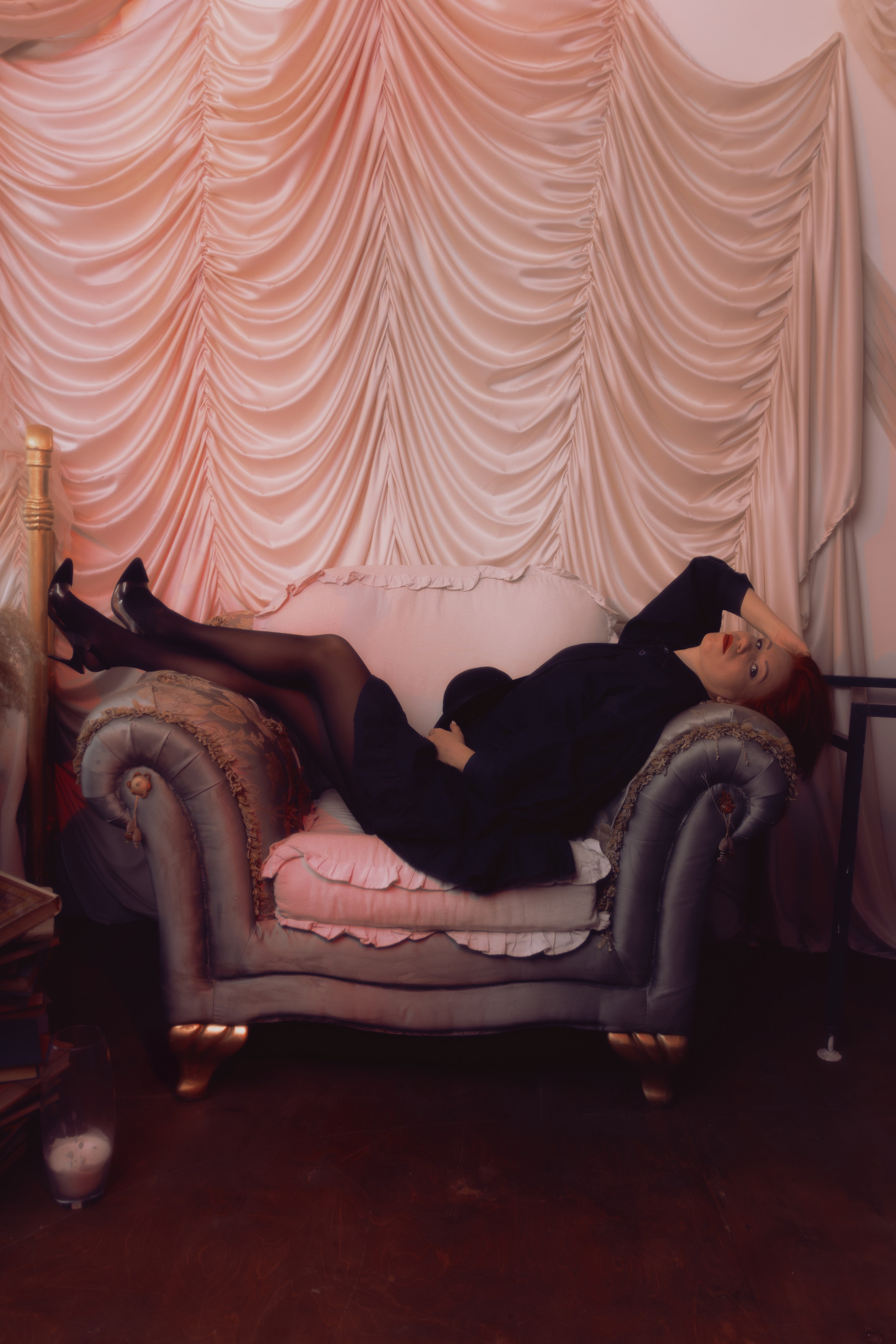 Стилизованная съёмка с свечами: таролог в полумраке. Тёплый огонь добавляет кадру глубины.