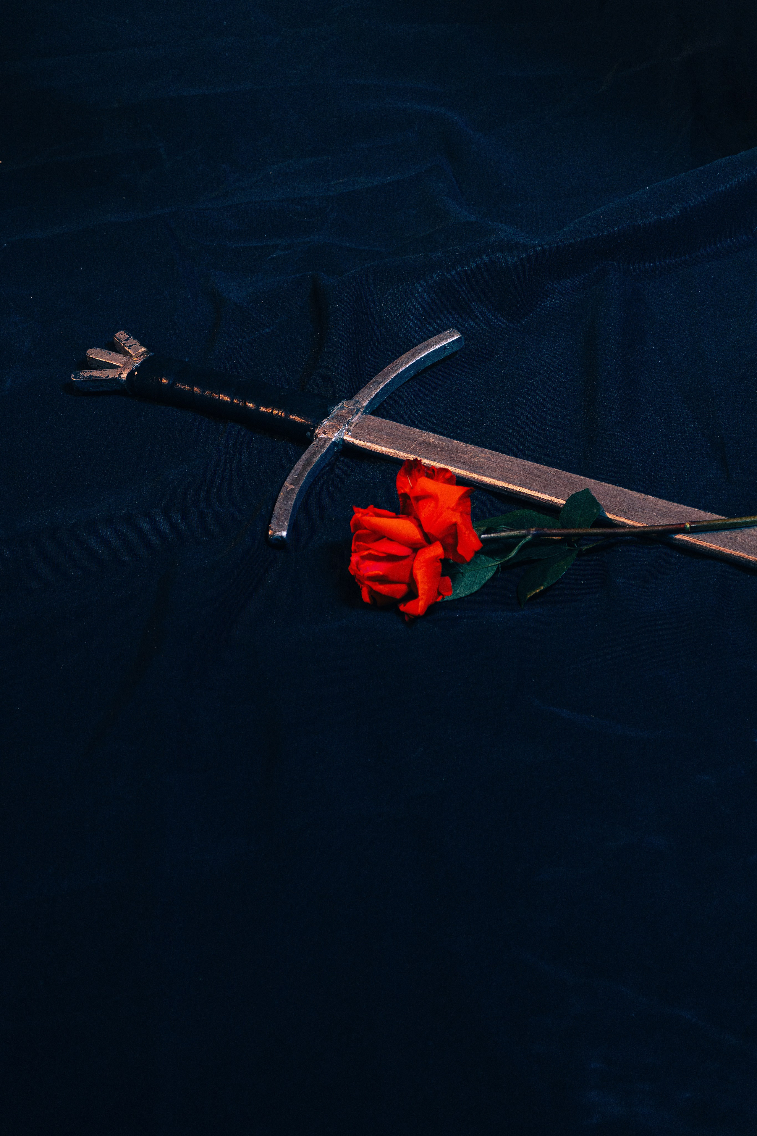 Женская фотосессия в Ростове-на-дону в образе воительницы с доспехами и мечом в поле.