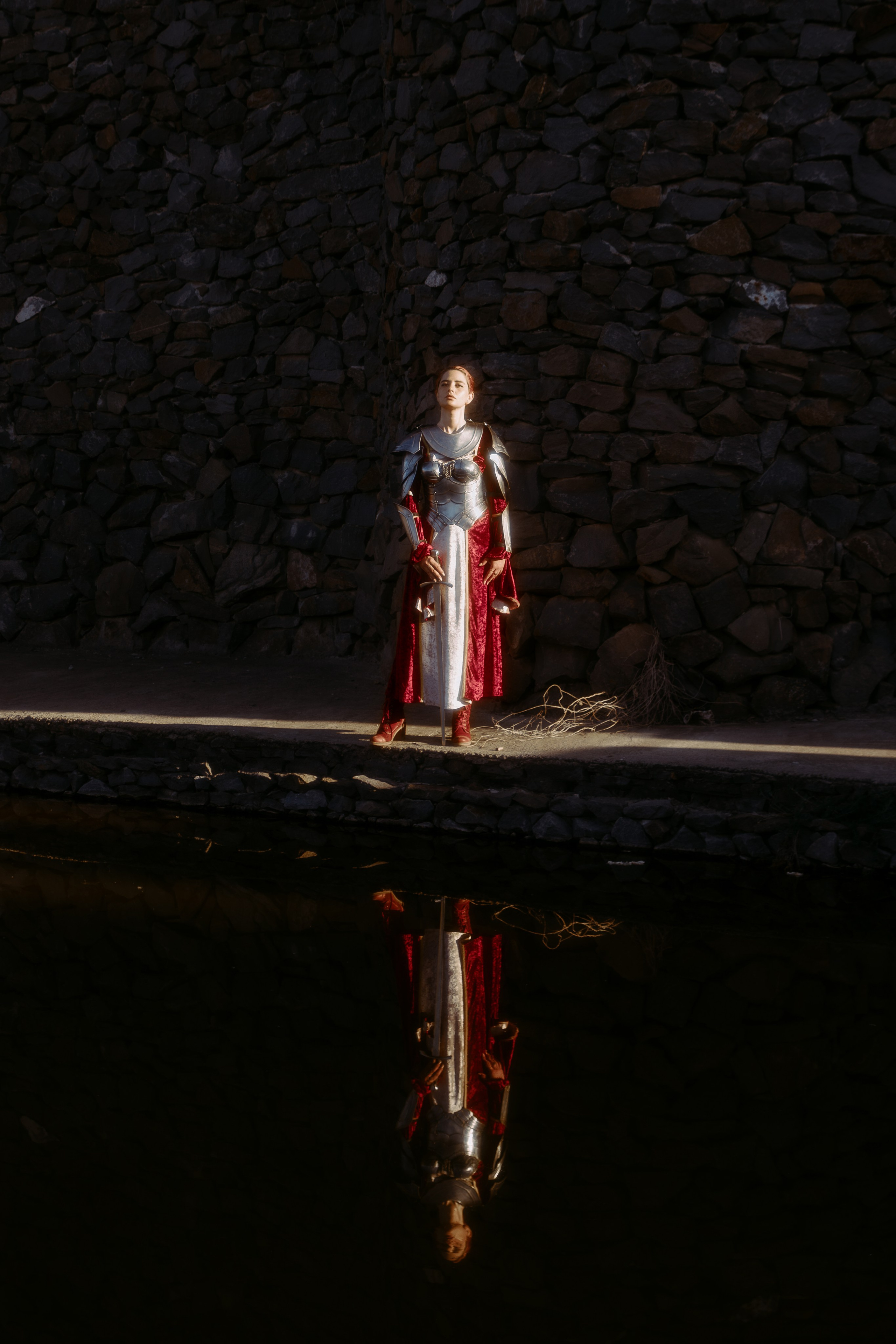 Отражение в воде девушки в рыцарских доспехах