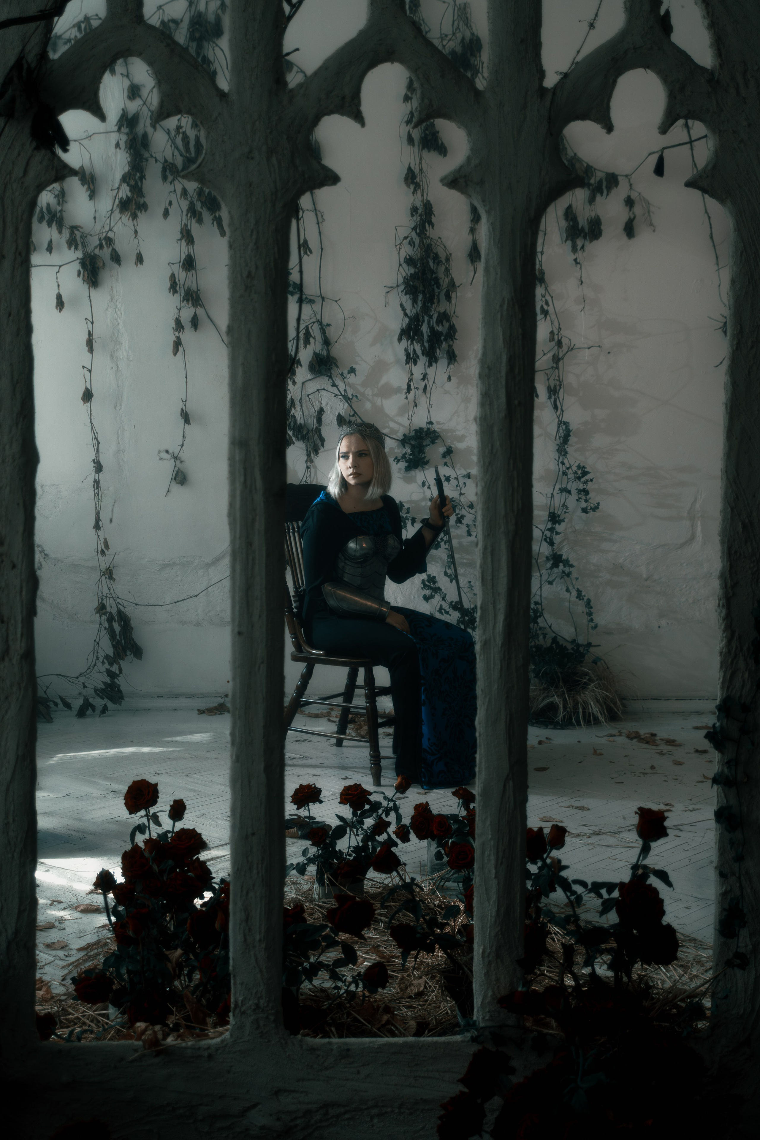 Динамичная фотосессия воительницы в движении, запечатленная в профессиональной студии. Энергичная поза передает готовность к битве.