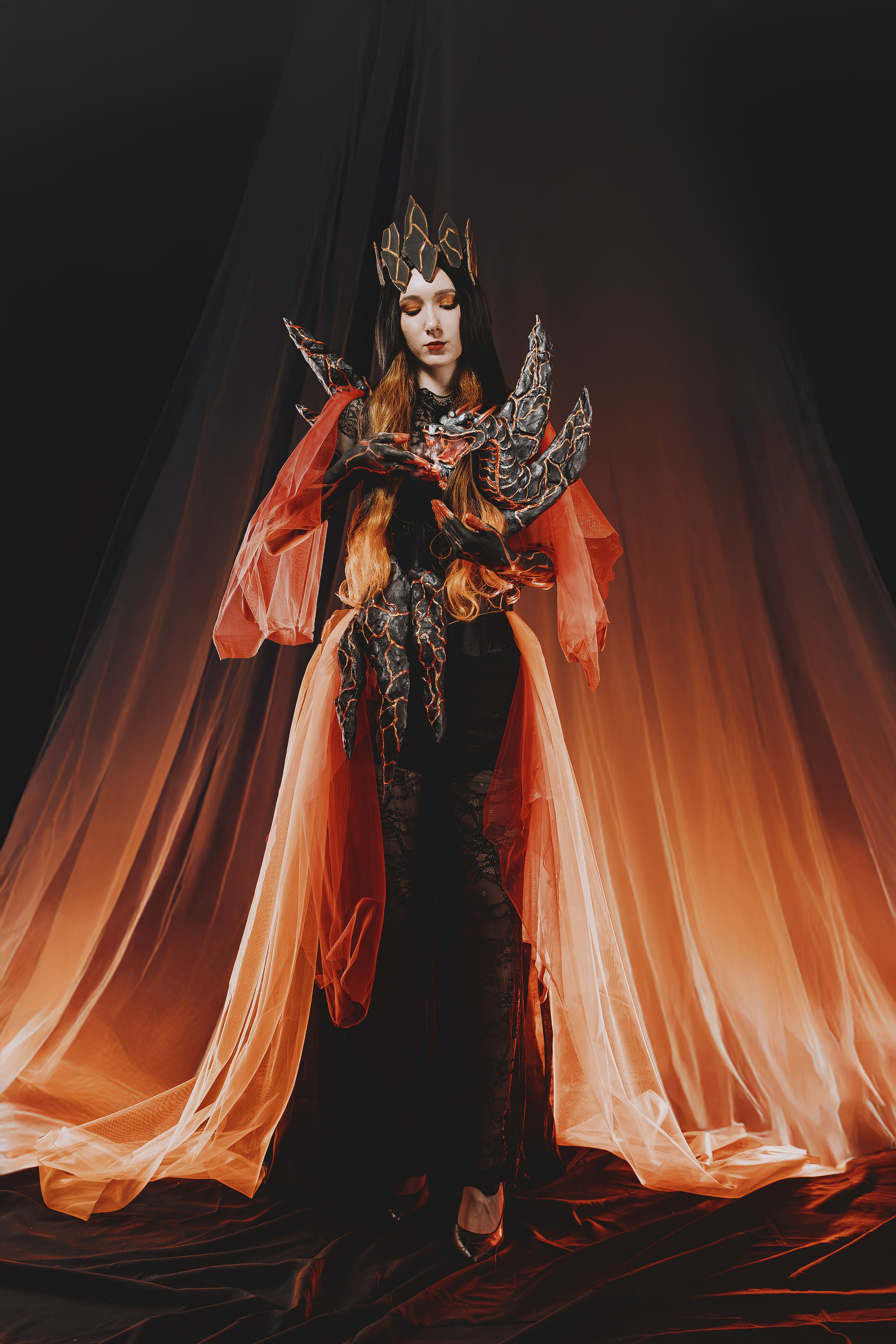 Креативный фотопроект в Ростове-на-Дону в образах Огненного пантеона. Огненный персонажи на творческой съёмке в Ростове-на-Дону. Женский фотограф в Ростове-на-Дону.