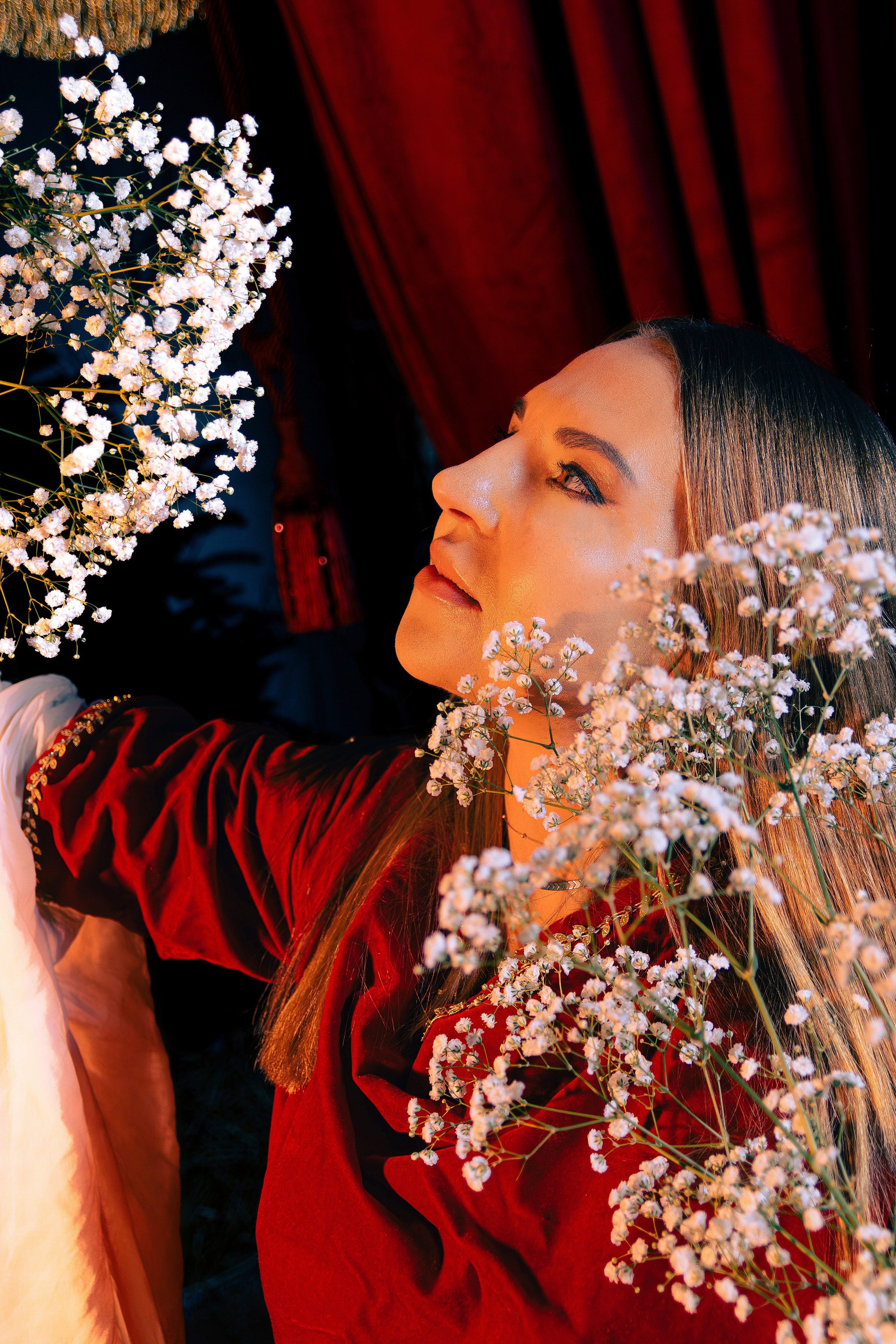 Женская фотосессия в Ростове-на-дону в образе воительницы с доспехами и мечом в поле.