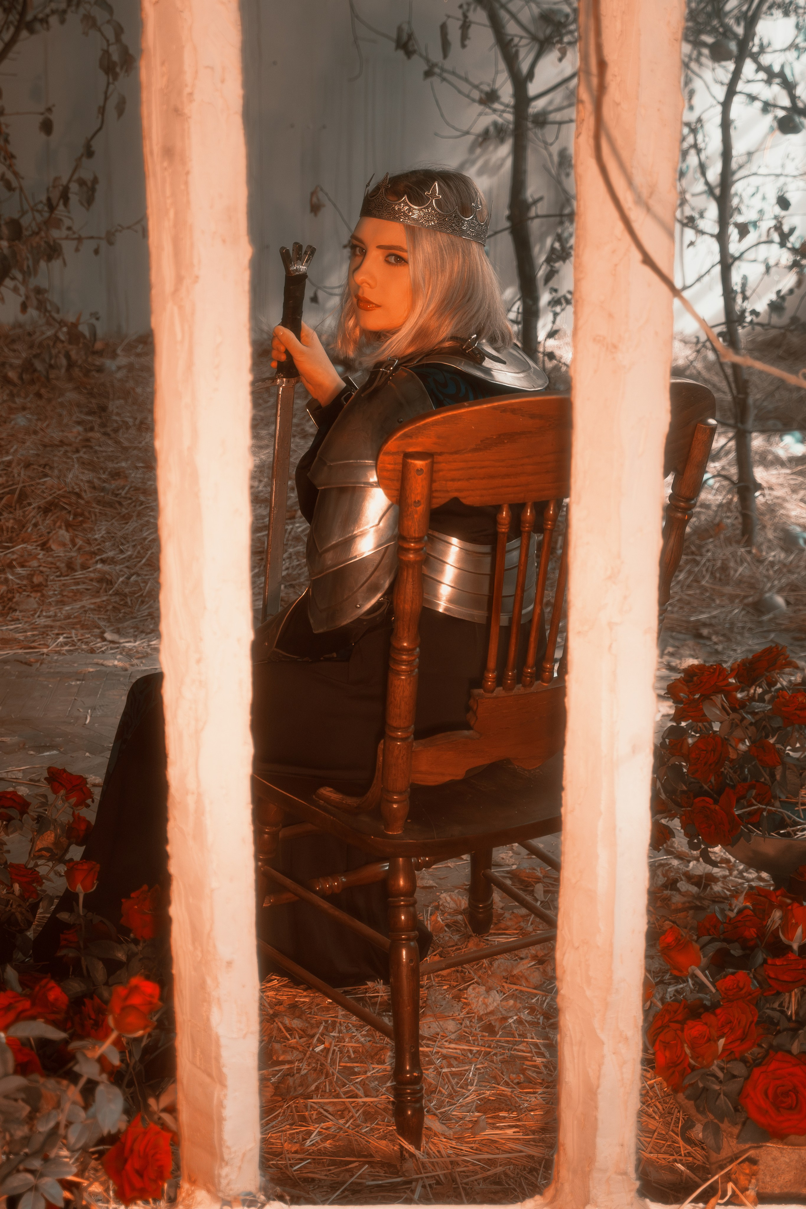 Художественный образ девушки-воина в стилизованных доспехах на студийной съемке. Творческий подход фотографа создает уникальную атмосферу.