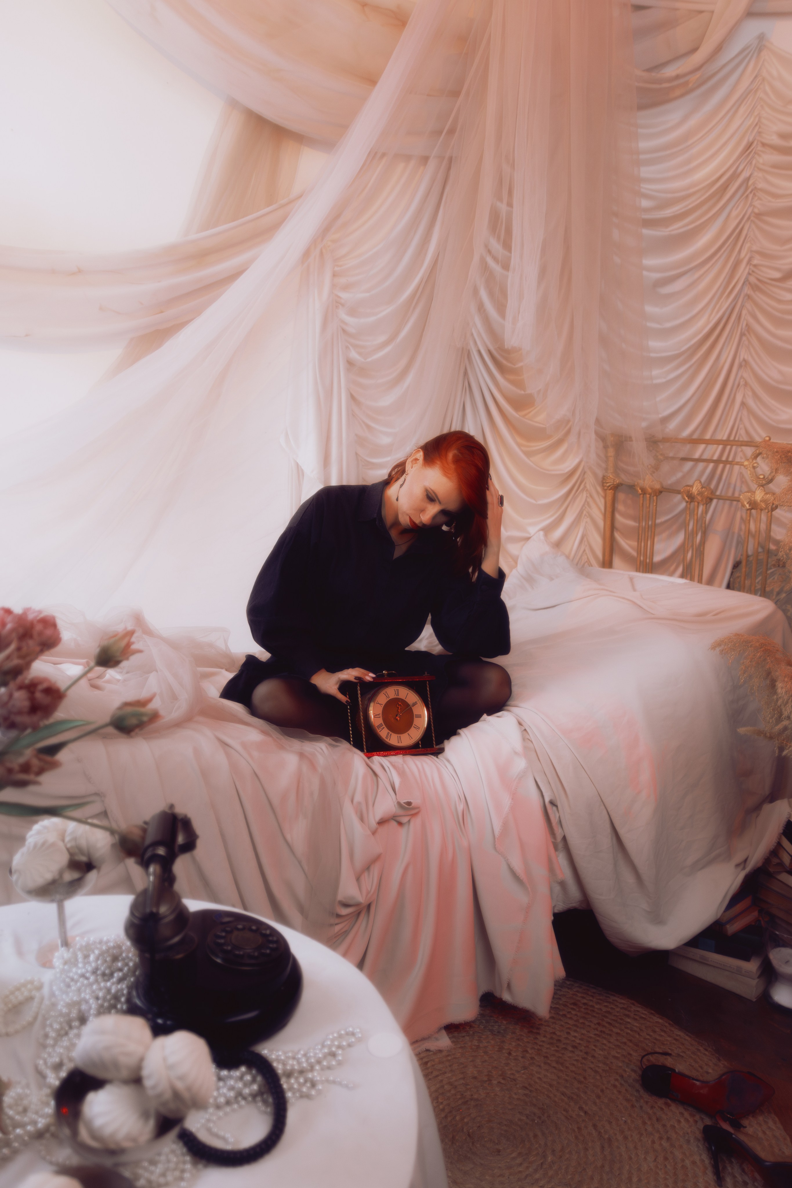 Портрет в естественной позе, руки на столе. Нейтральный свет сохраняет реалистичность образа.