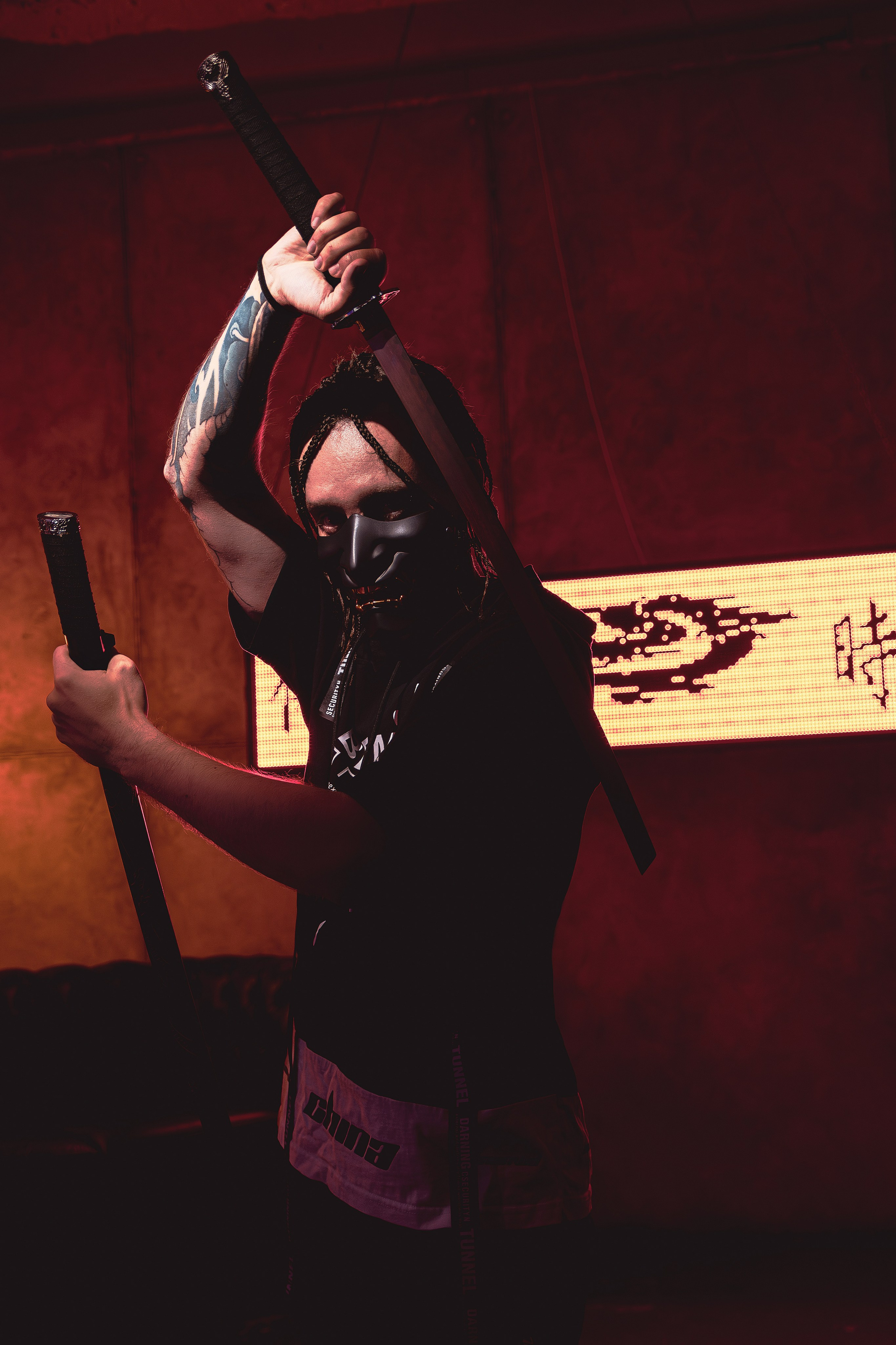 Мужская фотосъёмка в Ростове на Дону. Креативная съёмка с Александром в неоновой студии. Мужской портрет в японском стиле