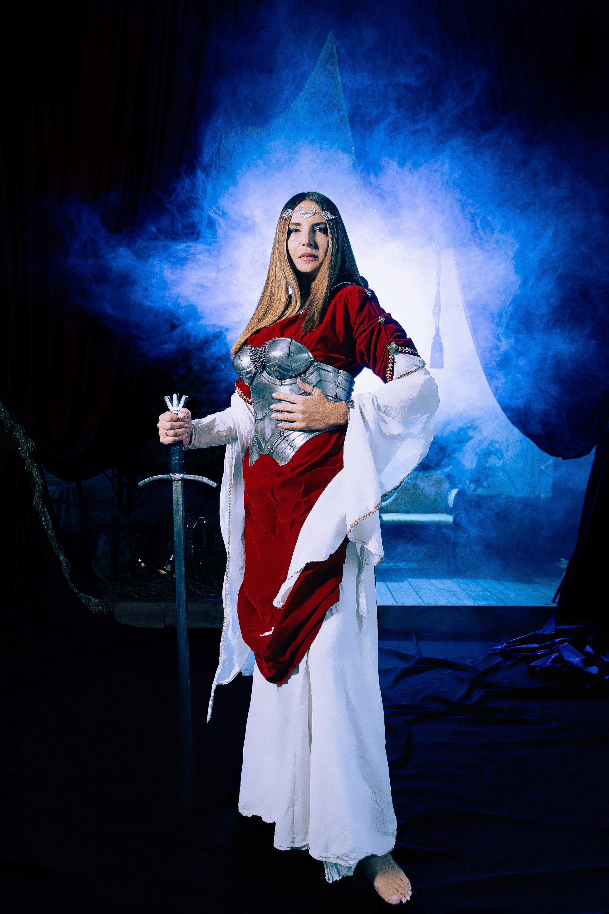 Женская фотосессия в Ростове-на-дону в образе воительницы с доспехами и мечом в поле.