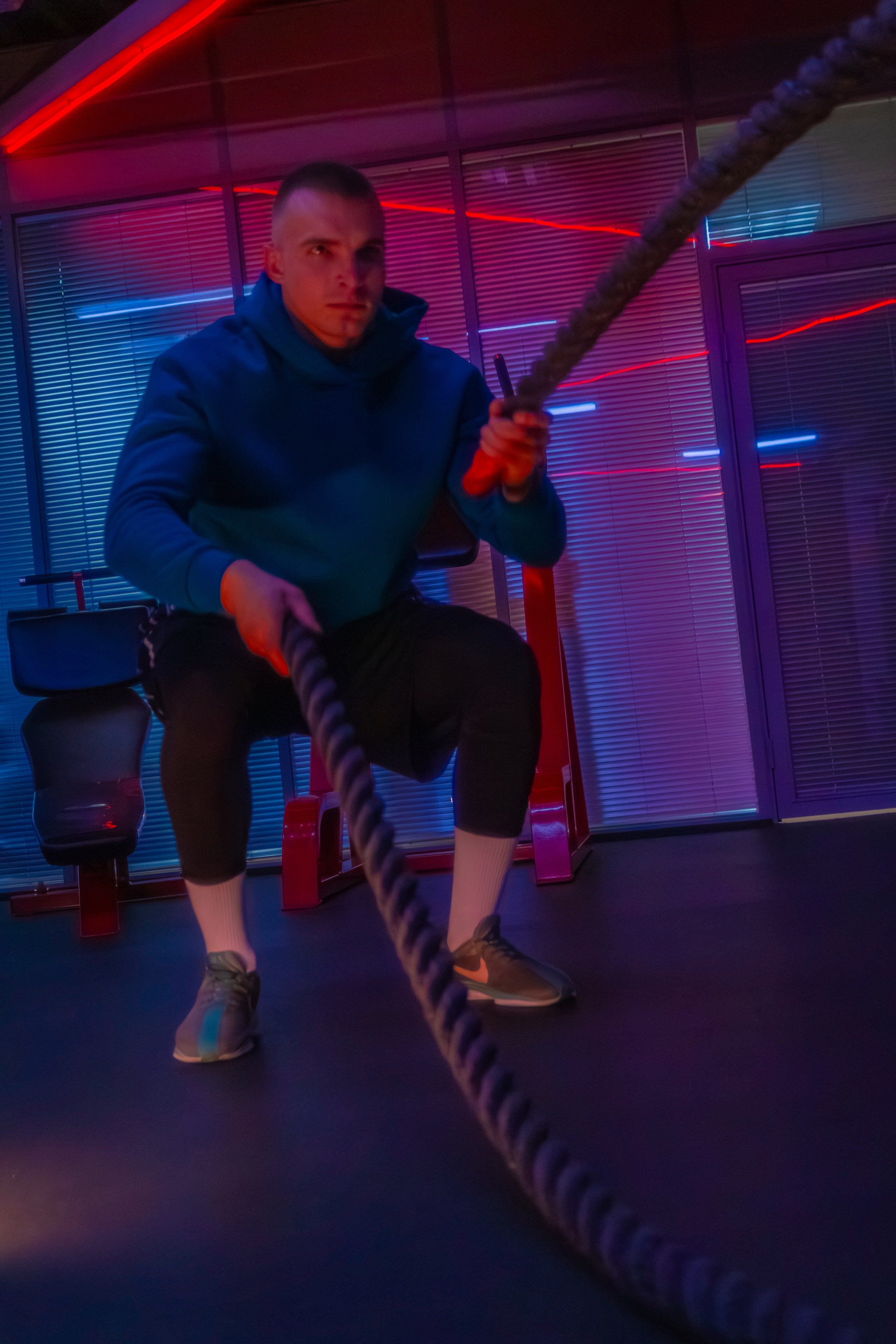 Элегантная съемка спортивного наставника, где свет подчеркивает мощь и силу.