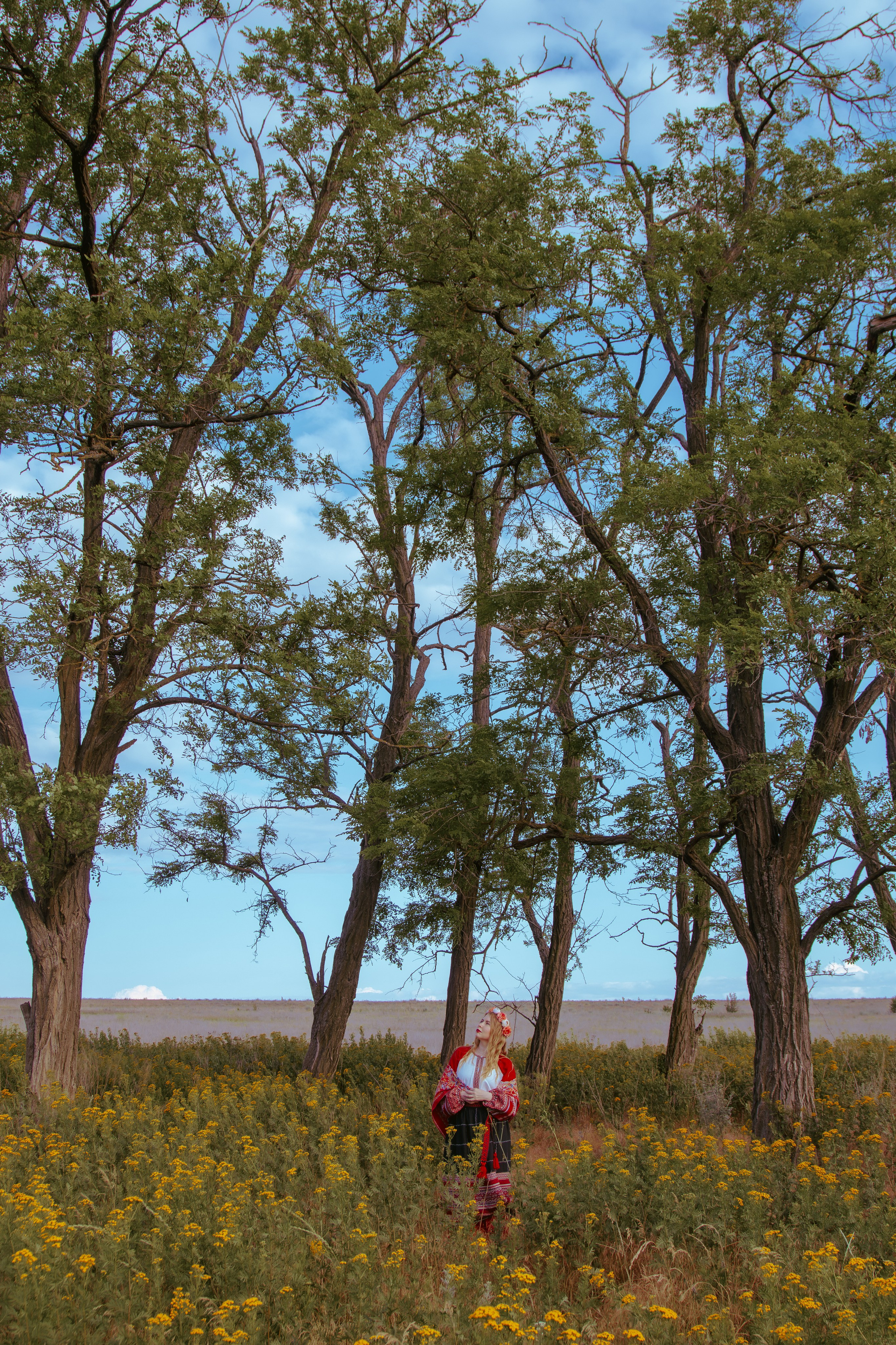 Пейзаж с девушкой в русском лесу в славянском стиле