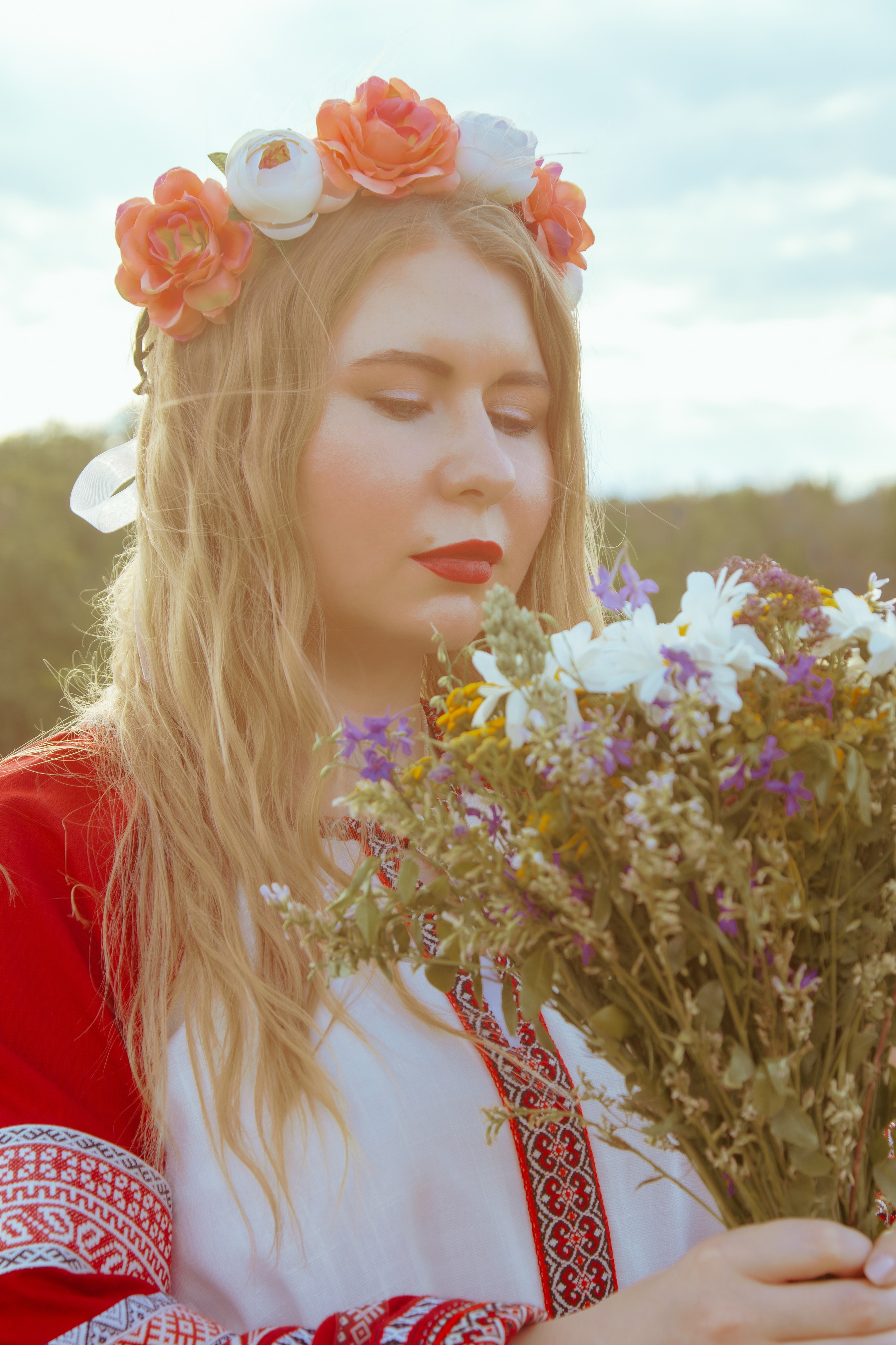 Портрет рыжей девушки с цветами в руках 