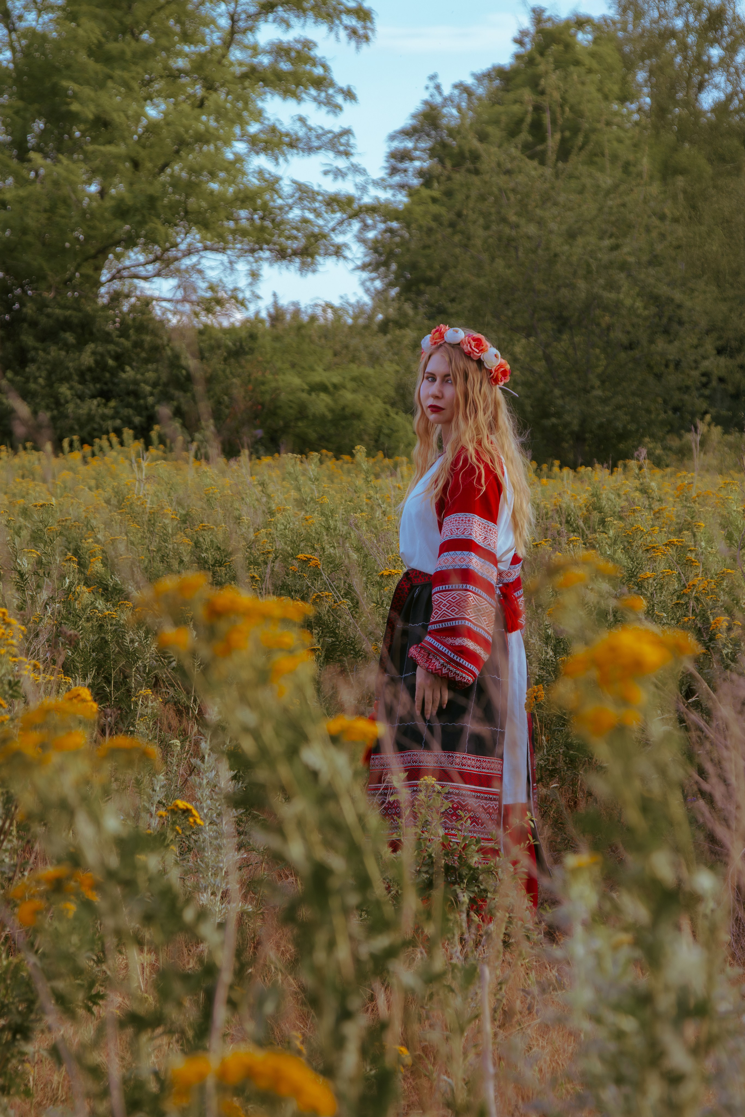 Портрет девушки в лесу в славянской одежде 