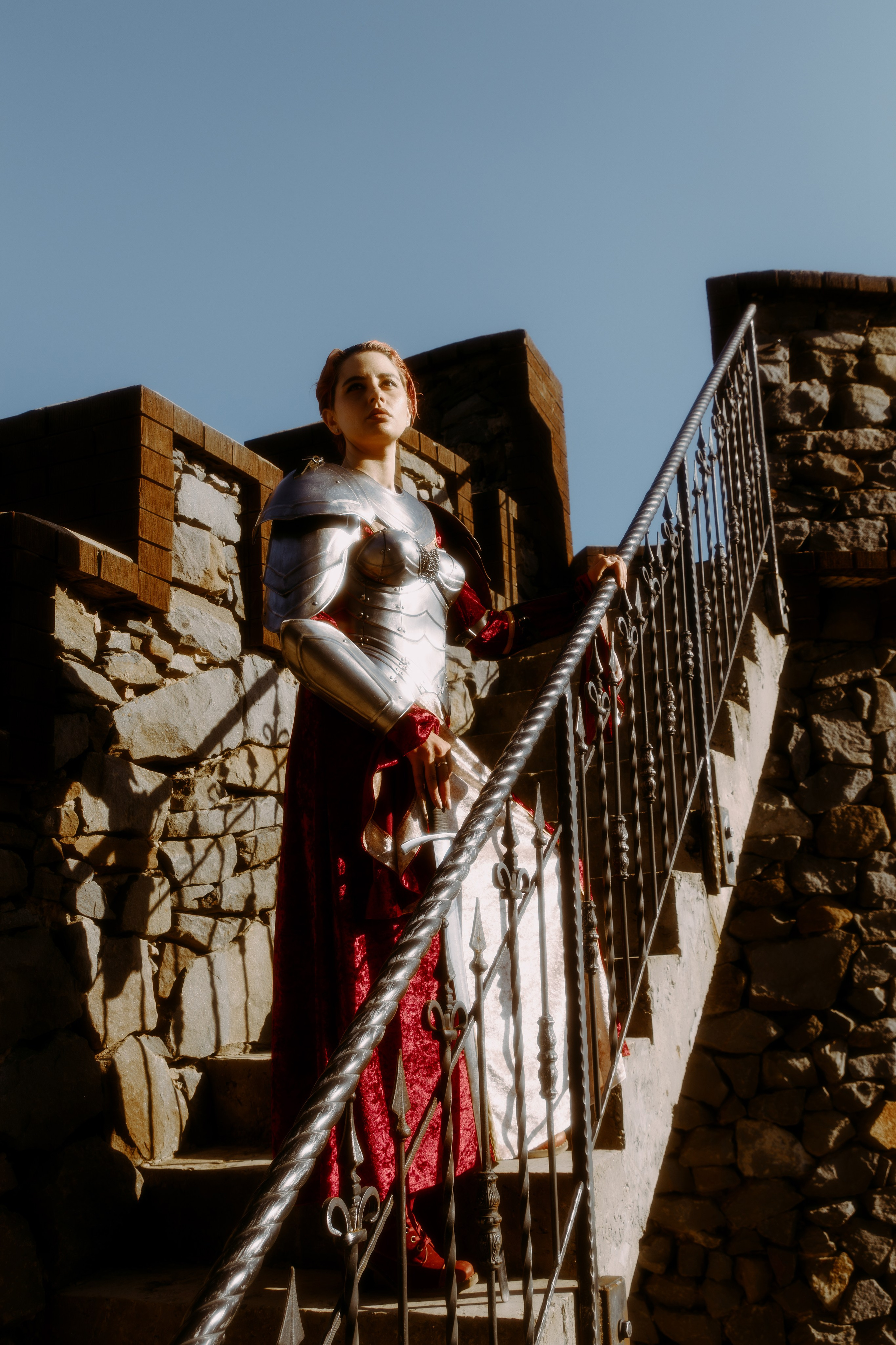 Фото женщины в доспехах в рыцарском замке в ростовской области