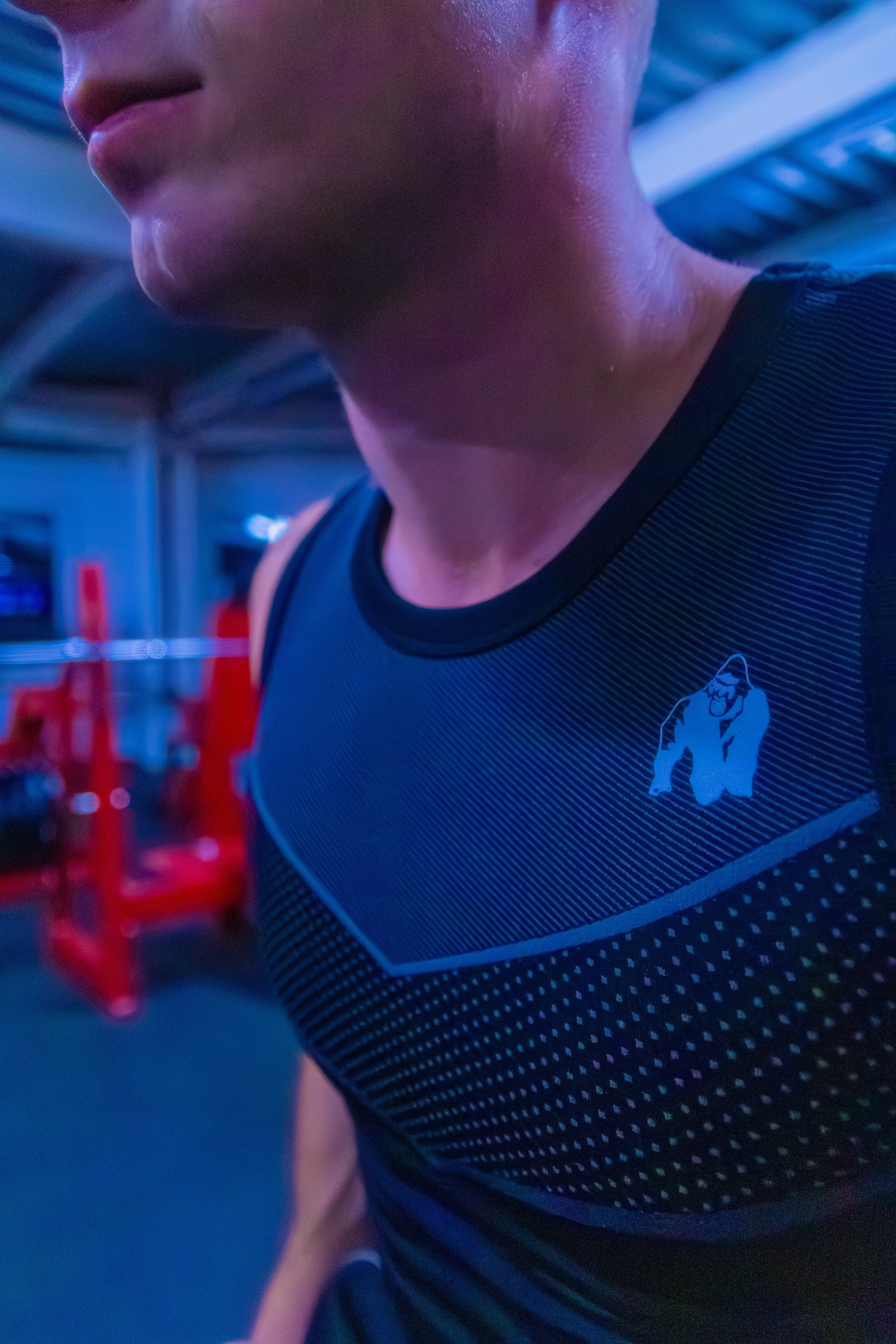 Элегантная съемка атлета с идеальным телосложением в стильном освещении.