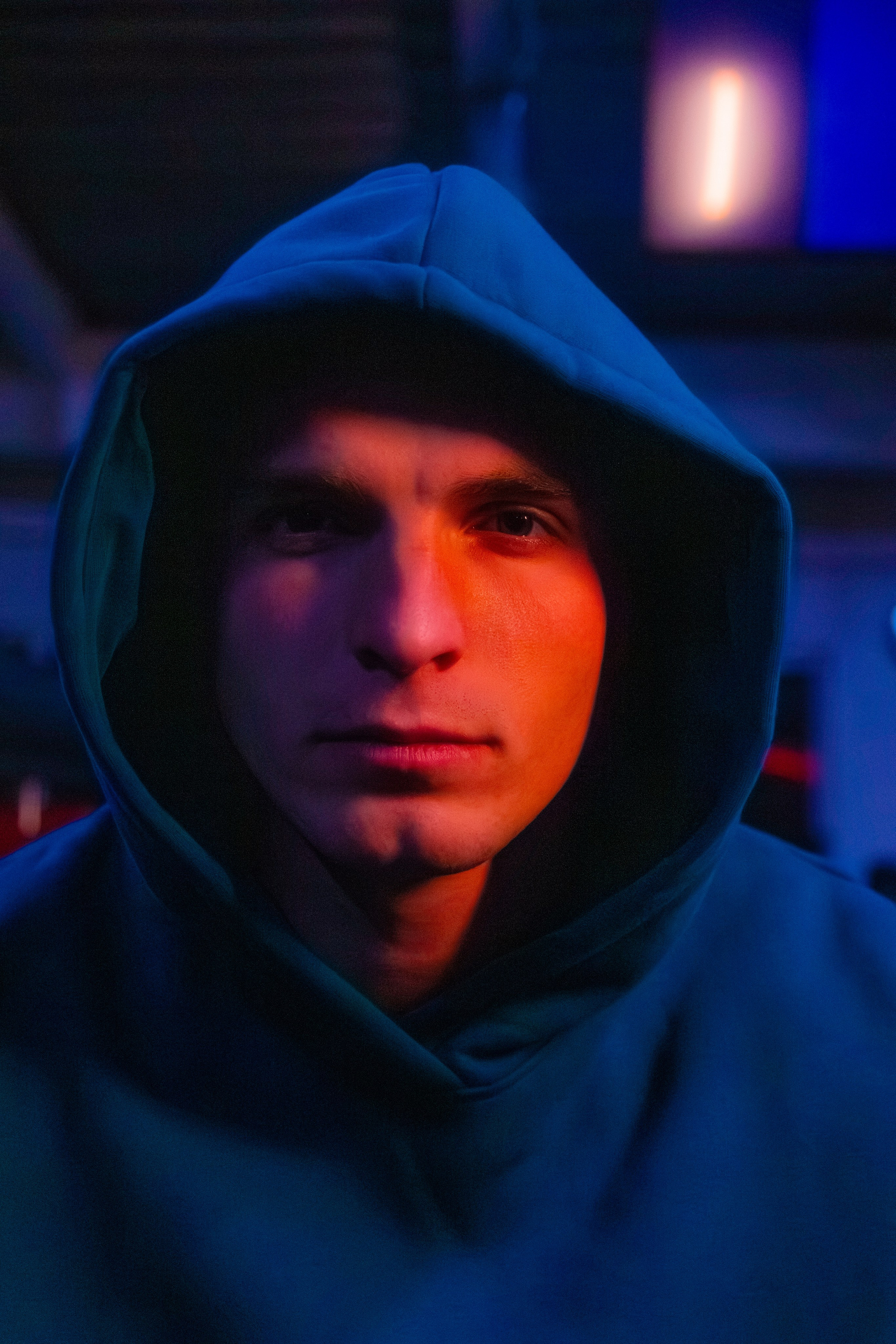 Роскошная фотография атлета, где каждый мускул выглядит скульптурно в ночном свете.