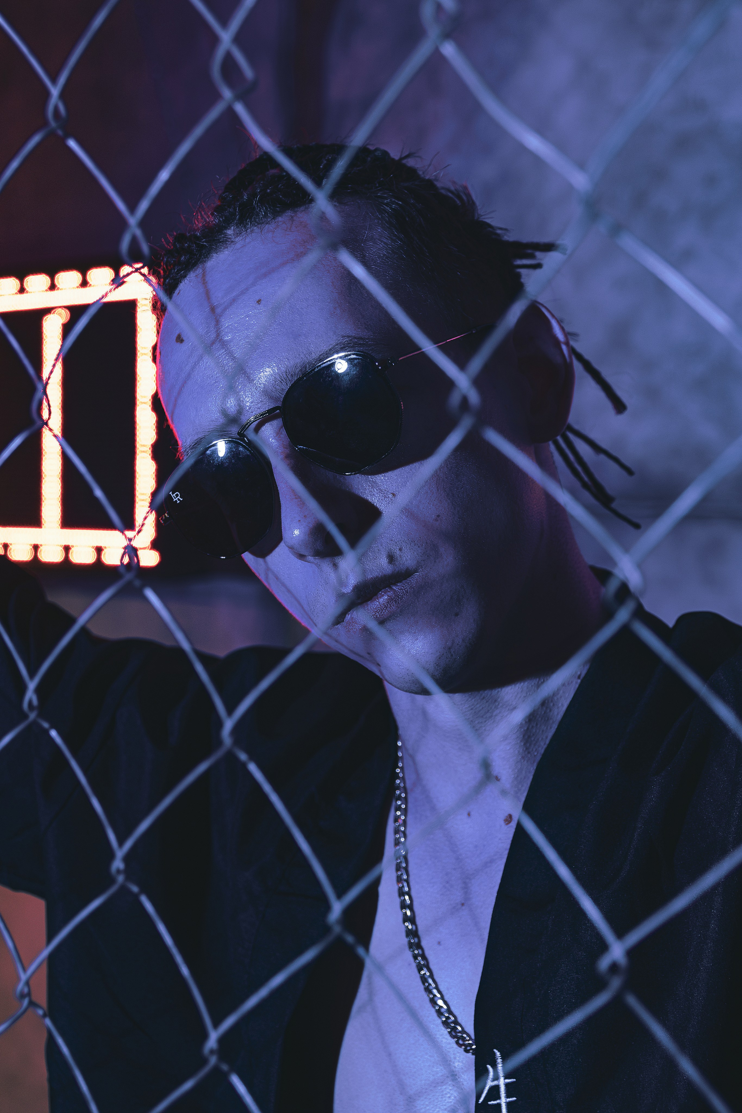 Мужская фотосъёмка в Ростове на Дону. Креативная съёмка с Александром в неоновой студии. Мужской портрет в японском стиле