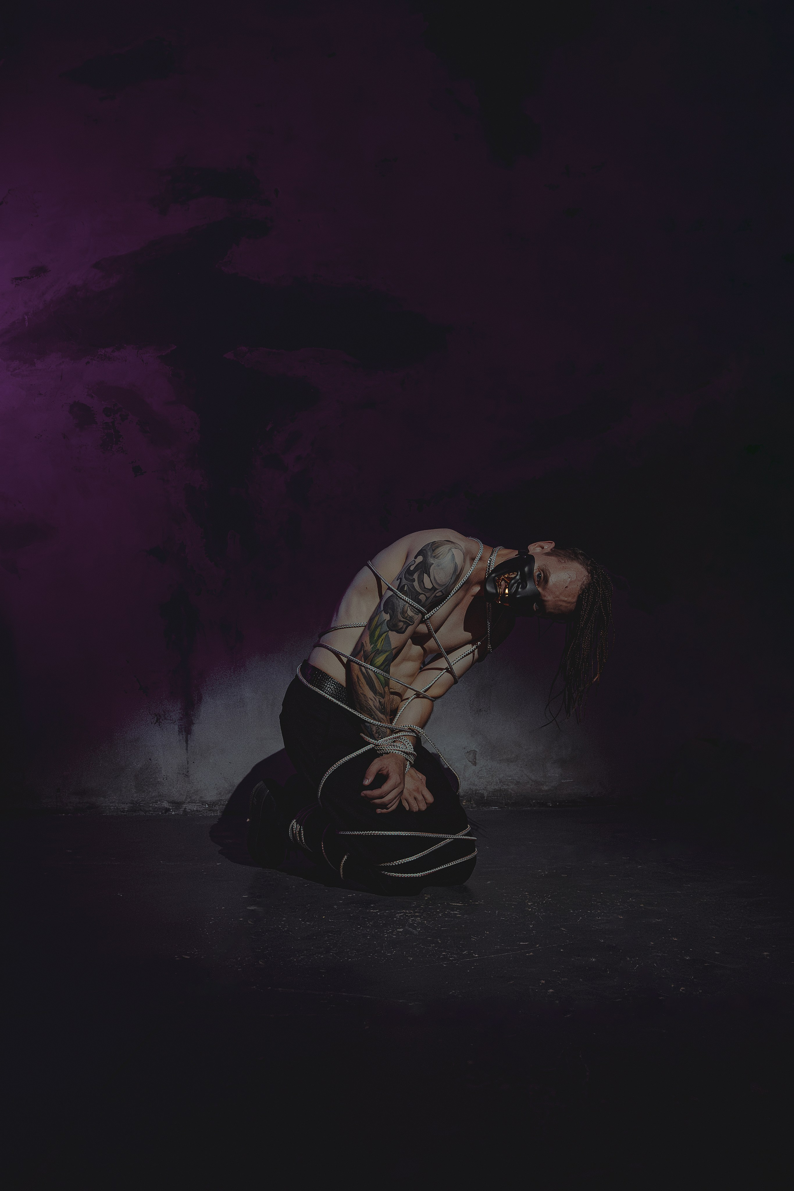 Мужская фотосъёмка в Ростове на Дону. Креативная съёмка с Александром в неоновой студии. Мужской портрет в японском стиле