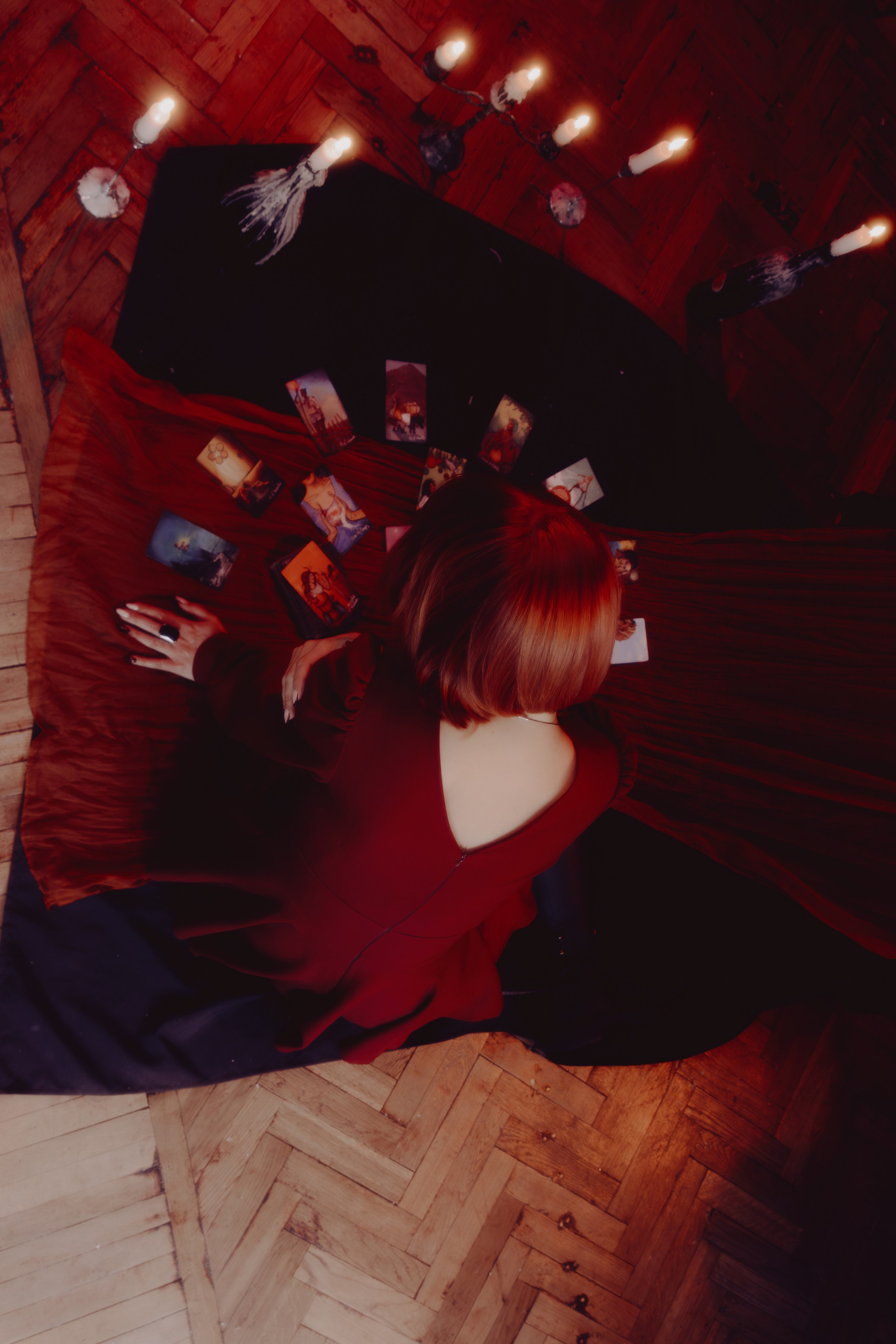 Стилизованная съёмка таролога с кристаллами. Холодный свет создаёт контраст с тёплым тоном кожи.