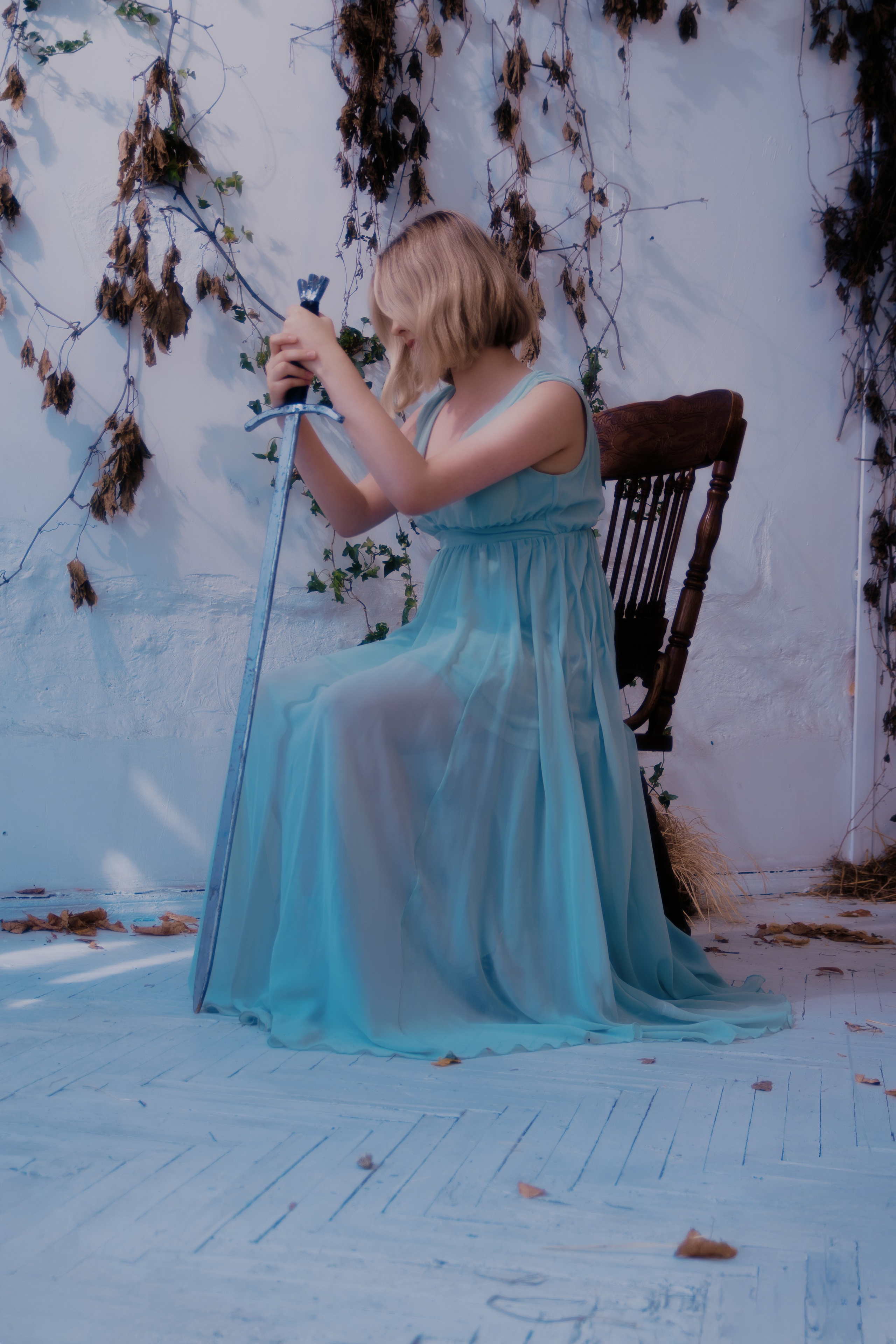 Героический портрет воительницы в величественной позе, созданный профессиональным фотографом в Ростове. Мощь образа впечатляет зрителя.