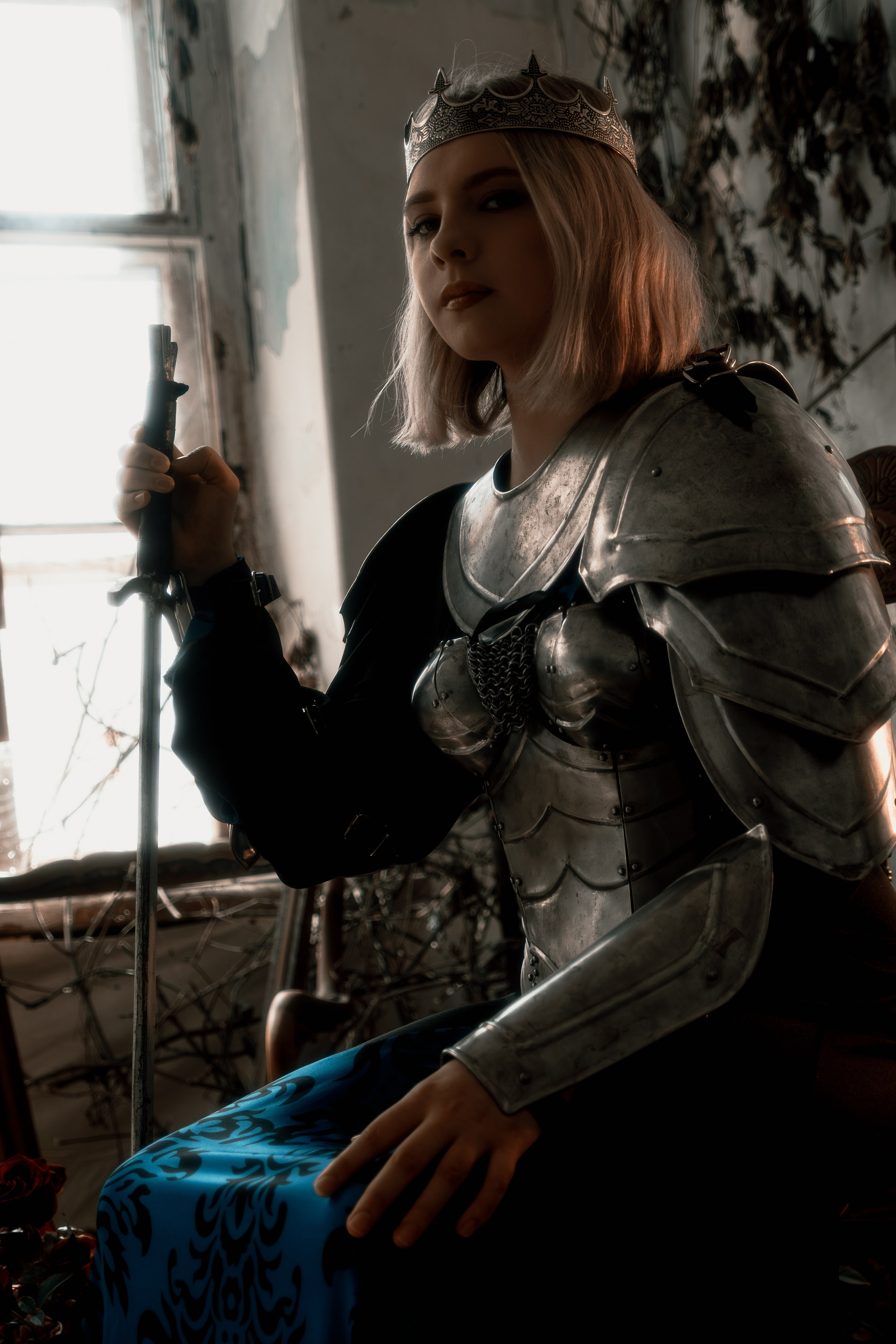 Изысканная съемка девушки в стилизованных доспехах, создающая атмосферу средневековья. Художественные приемы фотографа выделяют каждую деталь брони.