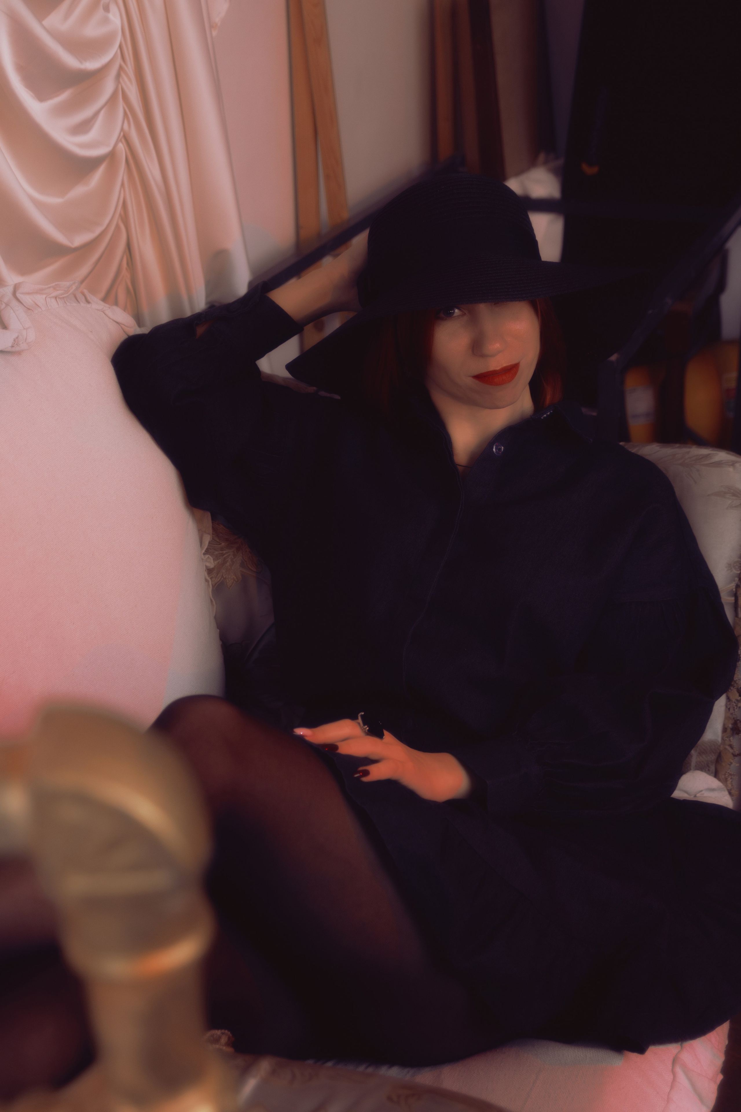 Крупный план бровей и переносицы таролога. Детализация передаёт естественность мимики.