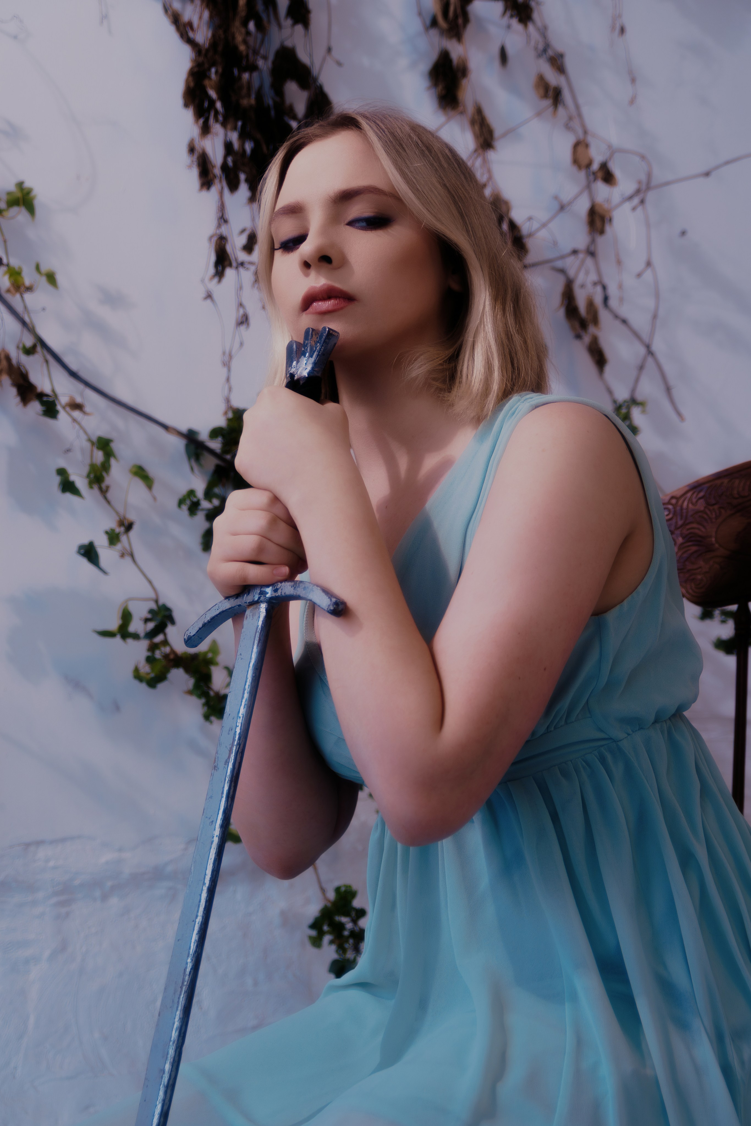 Фантазийная съемка девушки в сказочных доспехах с элементами фэнтези-стиля. Волшебная атмосфера переносит в другой мир.