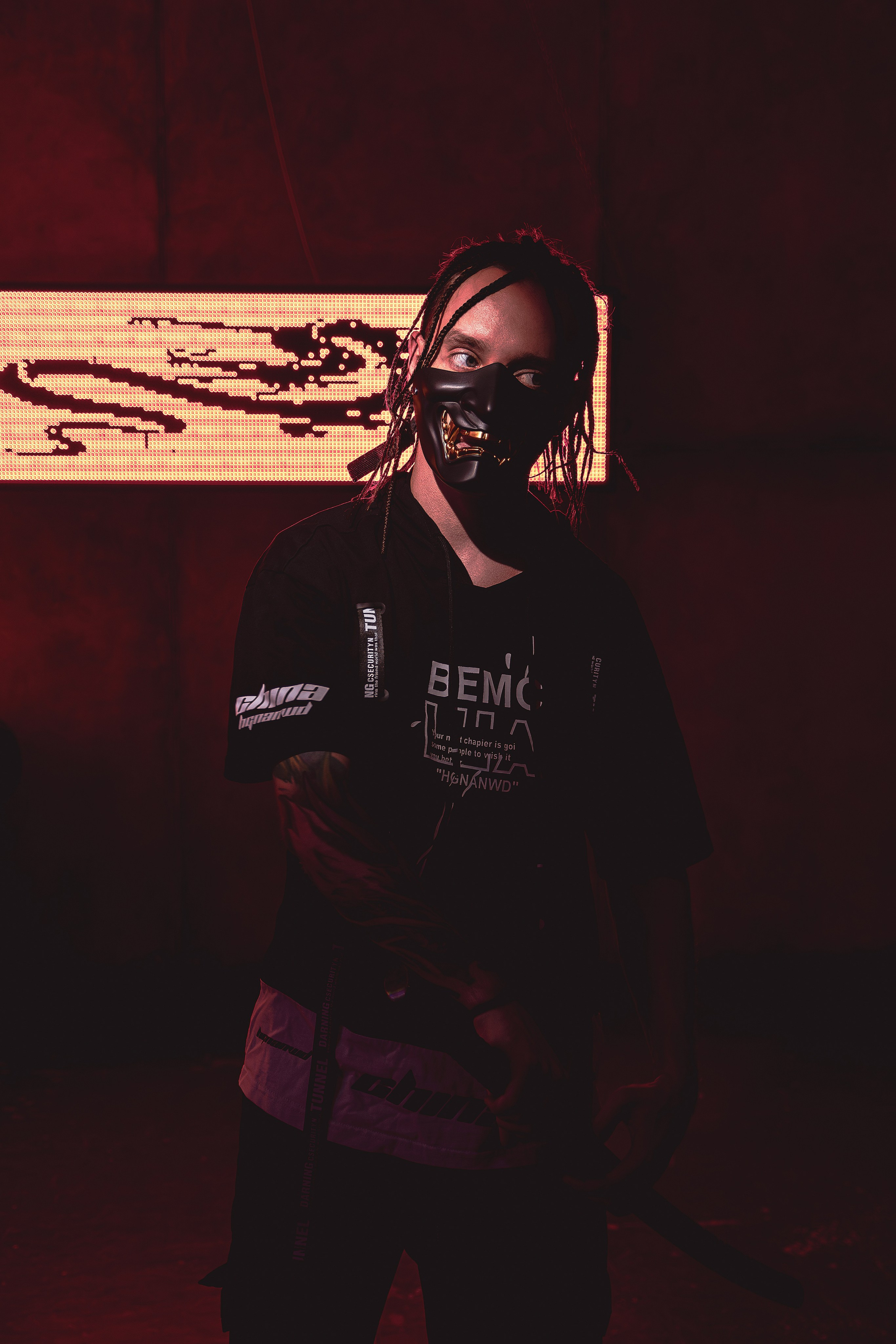 Мужская фотосъёмка в Ростове на Дону. Креативная съёмка с Александром в неоновой студии. Мужской портрет в японском стиле