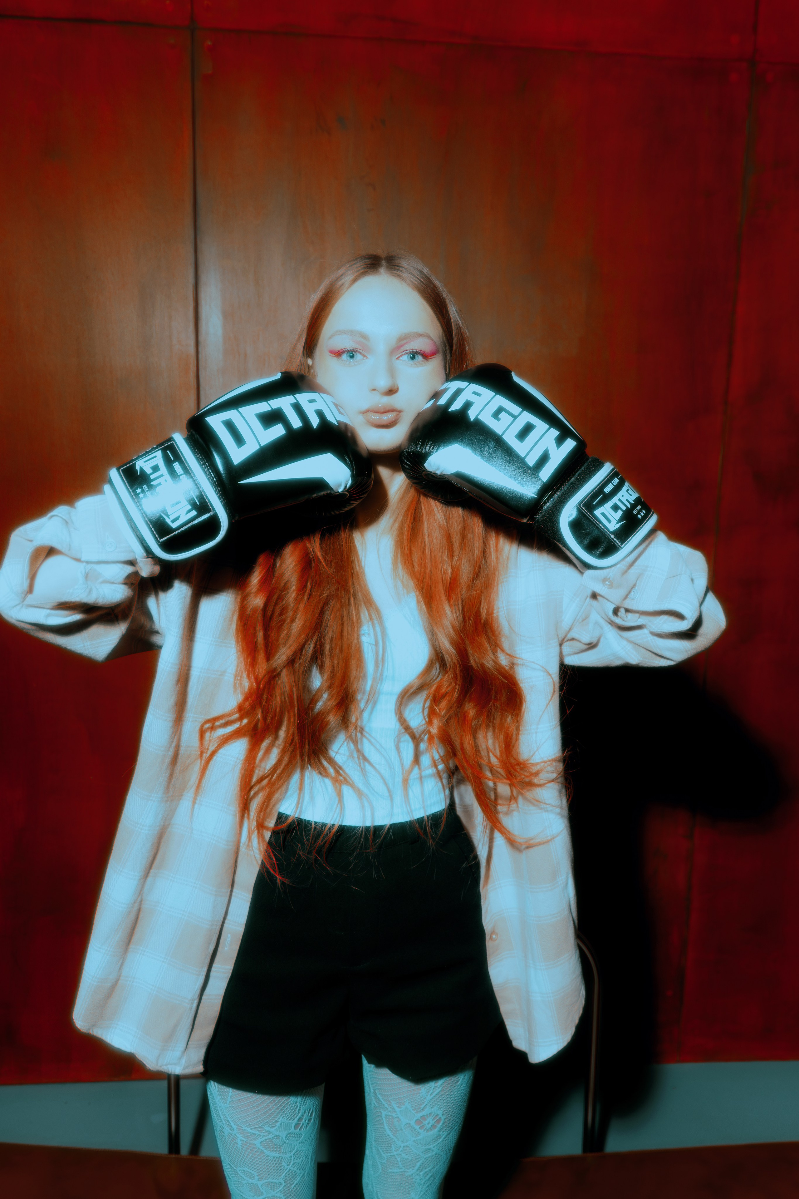 Фэшн фотограф Ростов, фэшн фотосессия с Алёной в студии в Ростове-на-Дону, женский фэшн фотограф LaKazaretto, креативная женская фотосессия, эстетичные фото девушки 