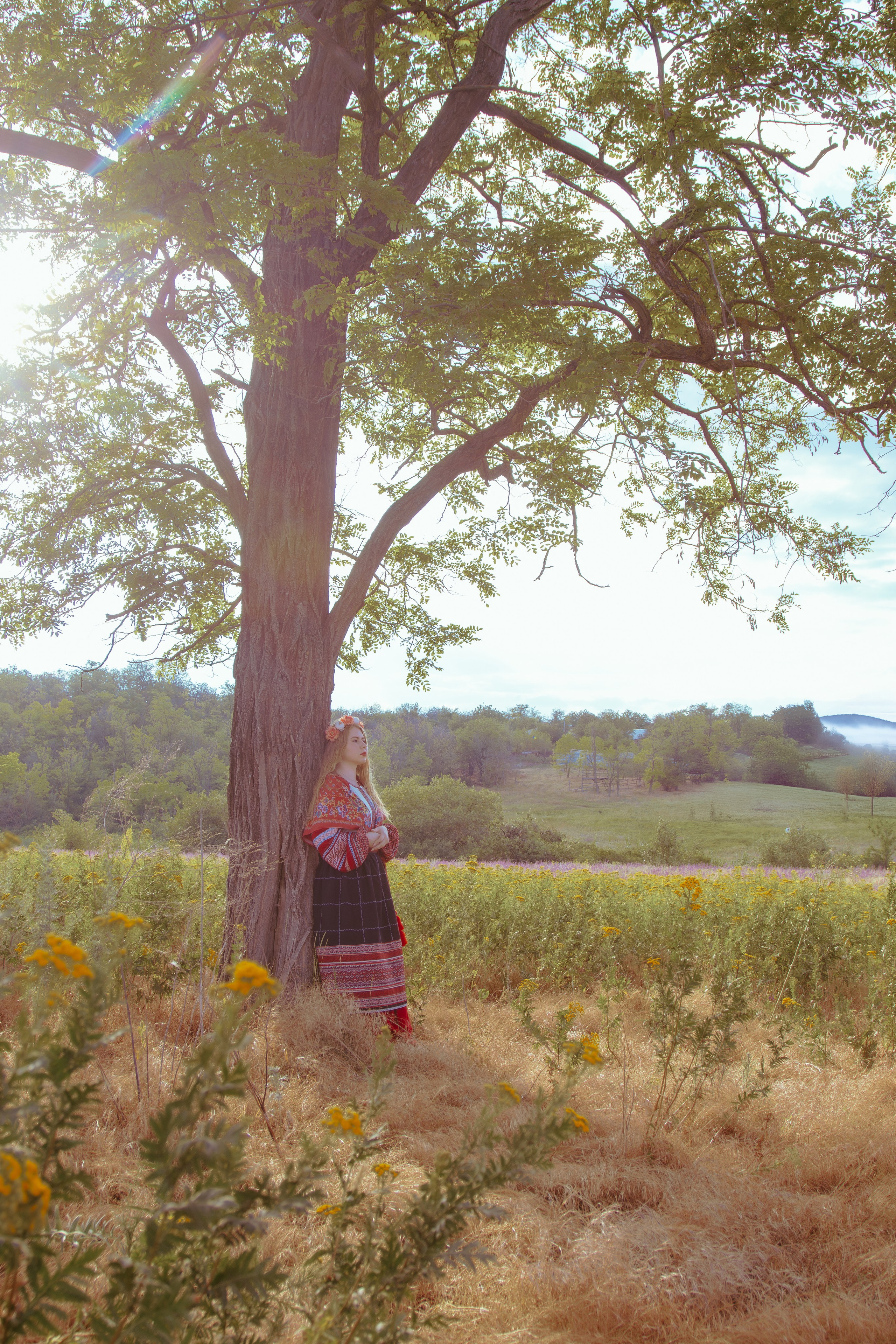 Пейзаж леса и девушка в славянской одежде 