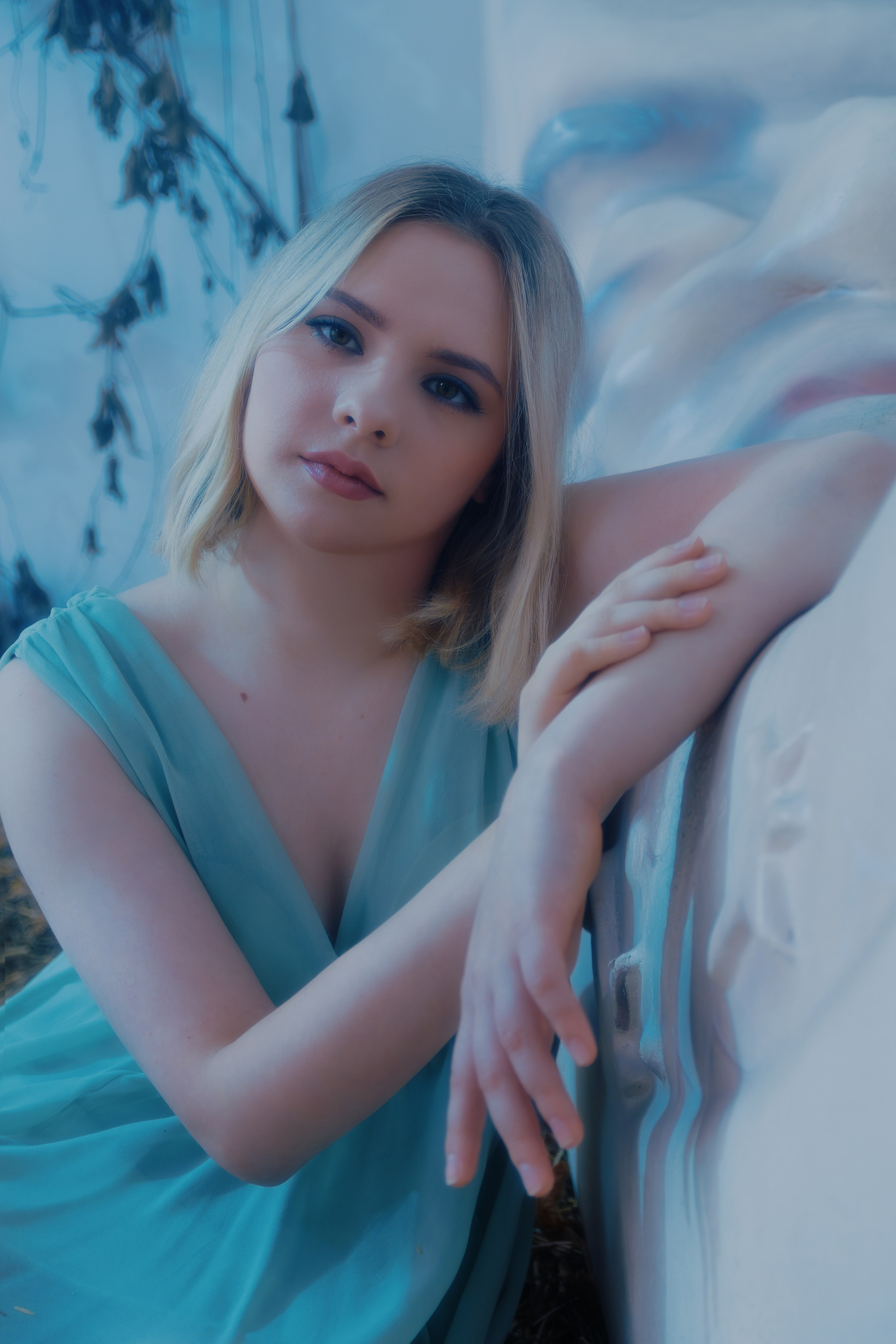 Подиумный портрет модели в дизайнерских доспехах на фоне студийного пространства. Модный взгляд на исторический образ.