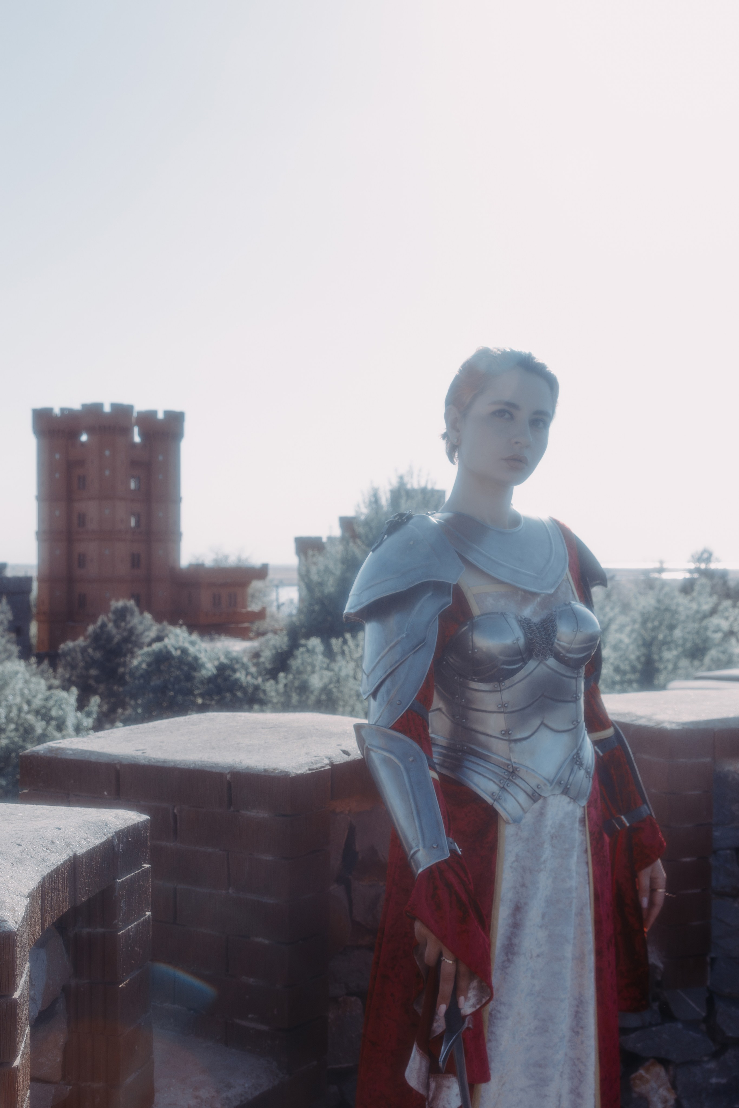 Девушка в доспехах в рыцарском замке