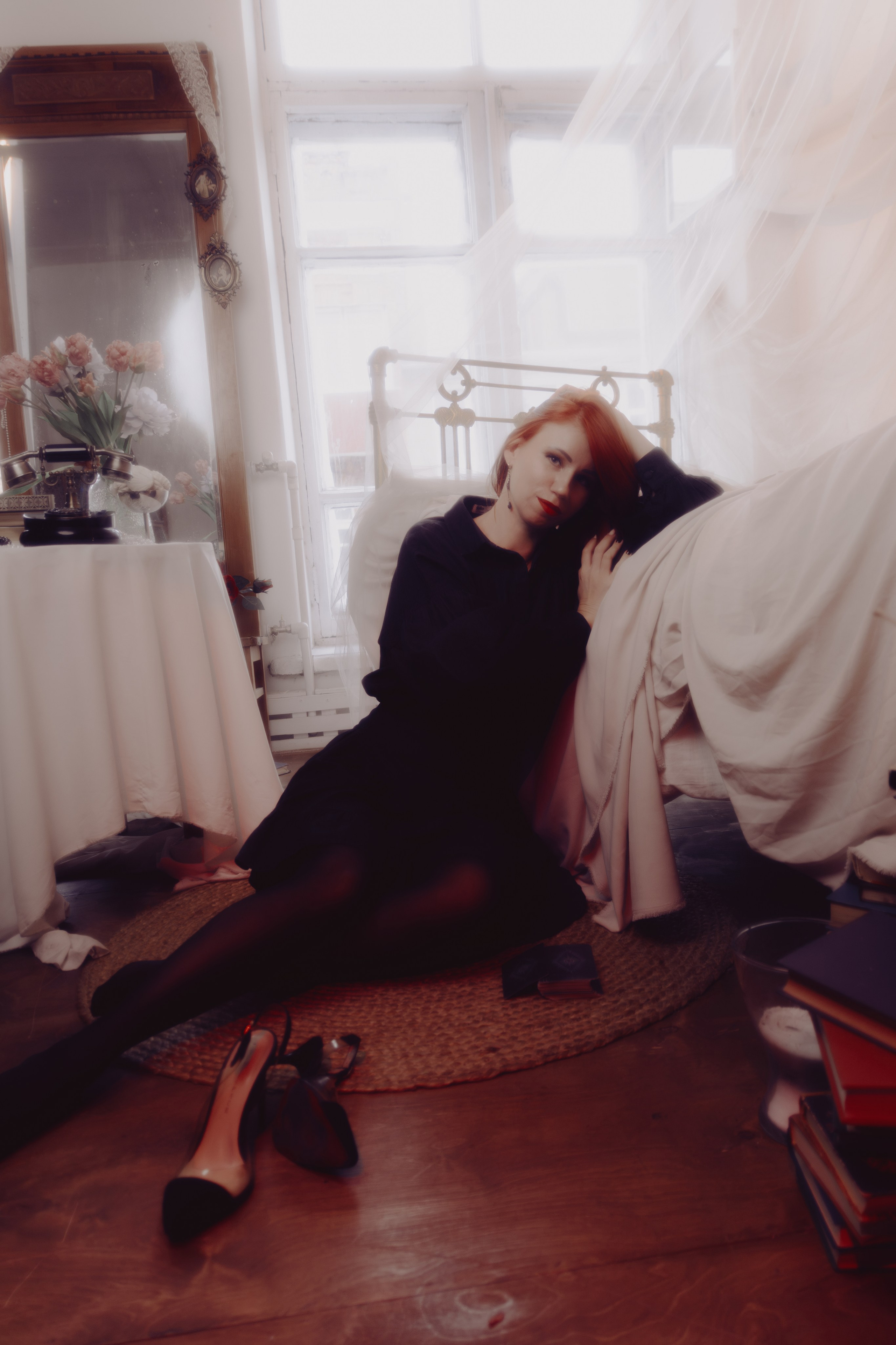 Таролог в динамичной позе, рука поднята. Контрастный свет усиливает движение.