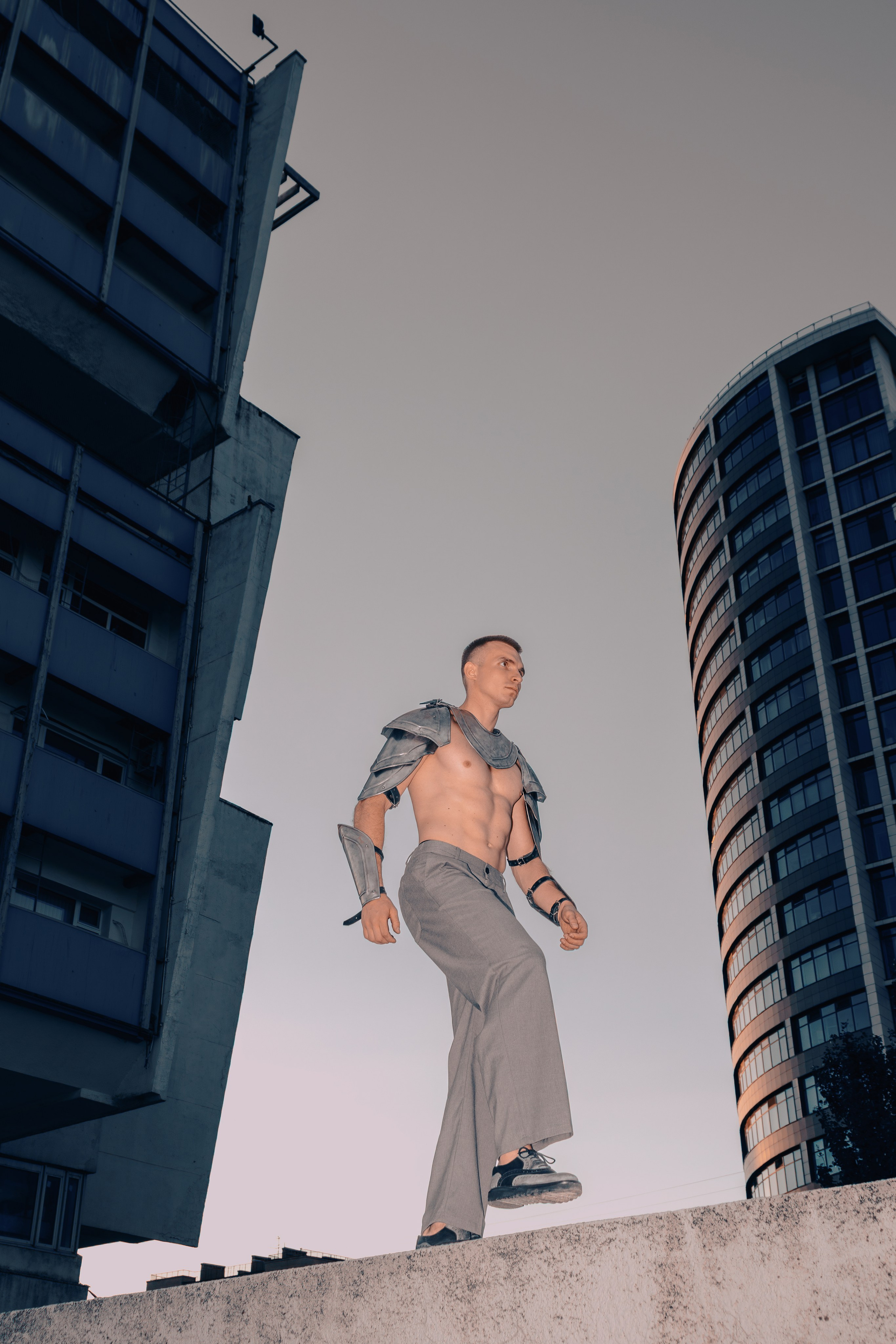 Фэшн съёмка с доспехами на улице