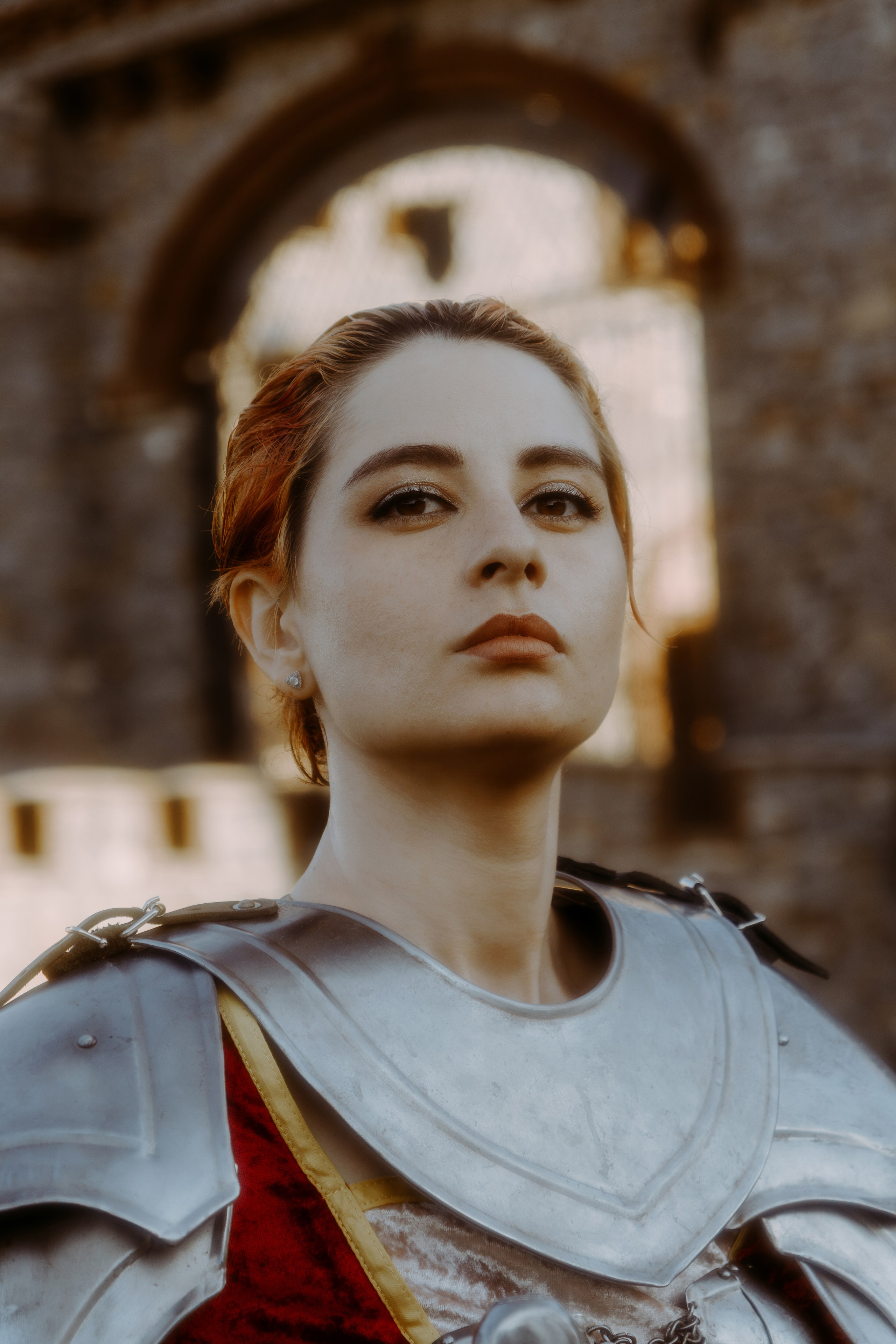 Портрет девушки в тёплый тонах в стиле Жанны Дарк