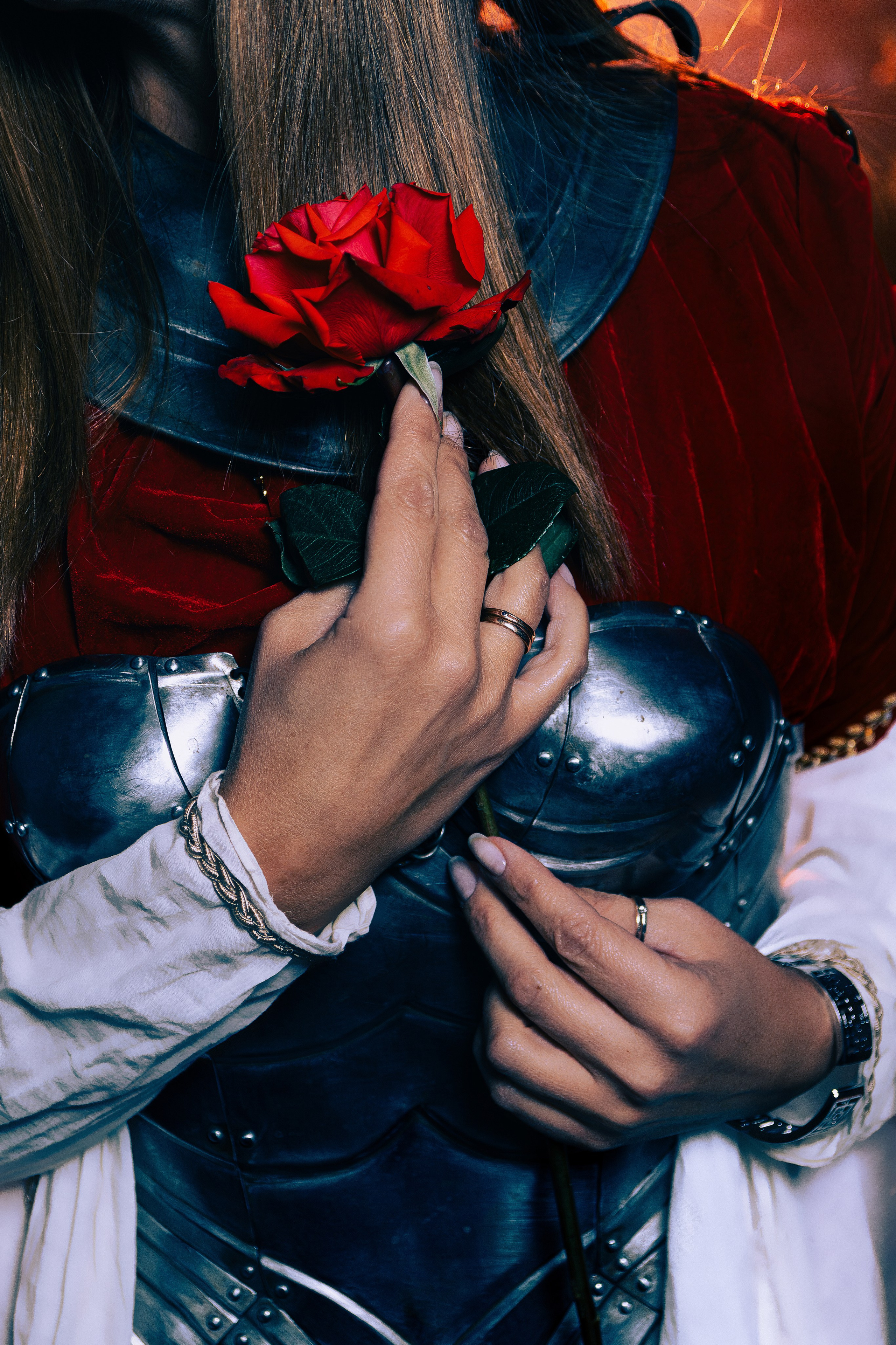 Женская фотосессия в Ростове-на-дону в образе воительницы с доспехами и мечом в поле.