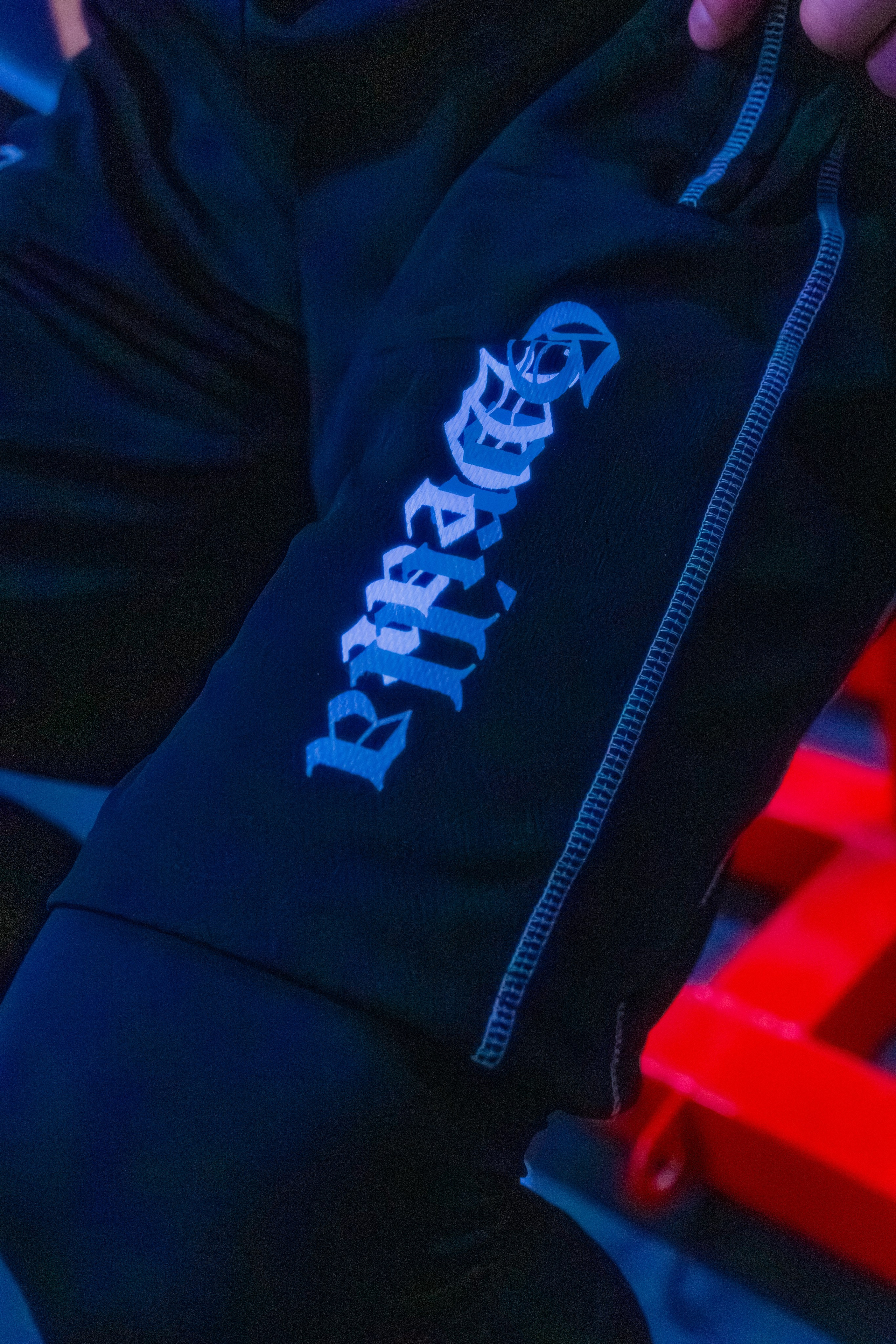 Модный кадр фитнес-эксперта в атмосфере ночного спорта.