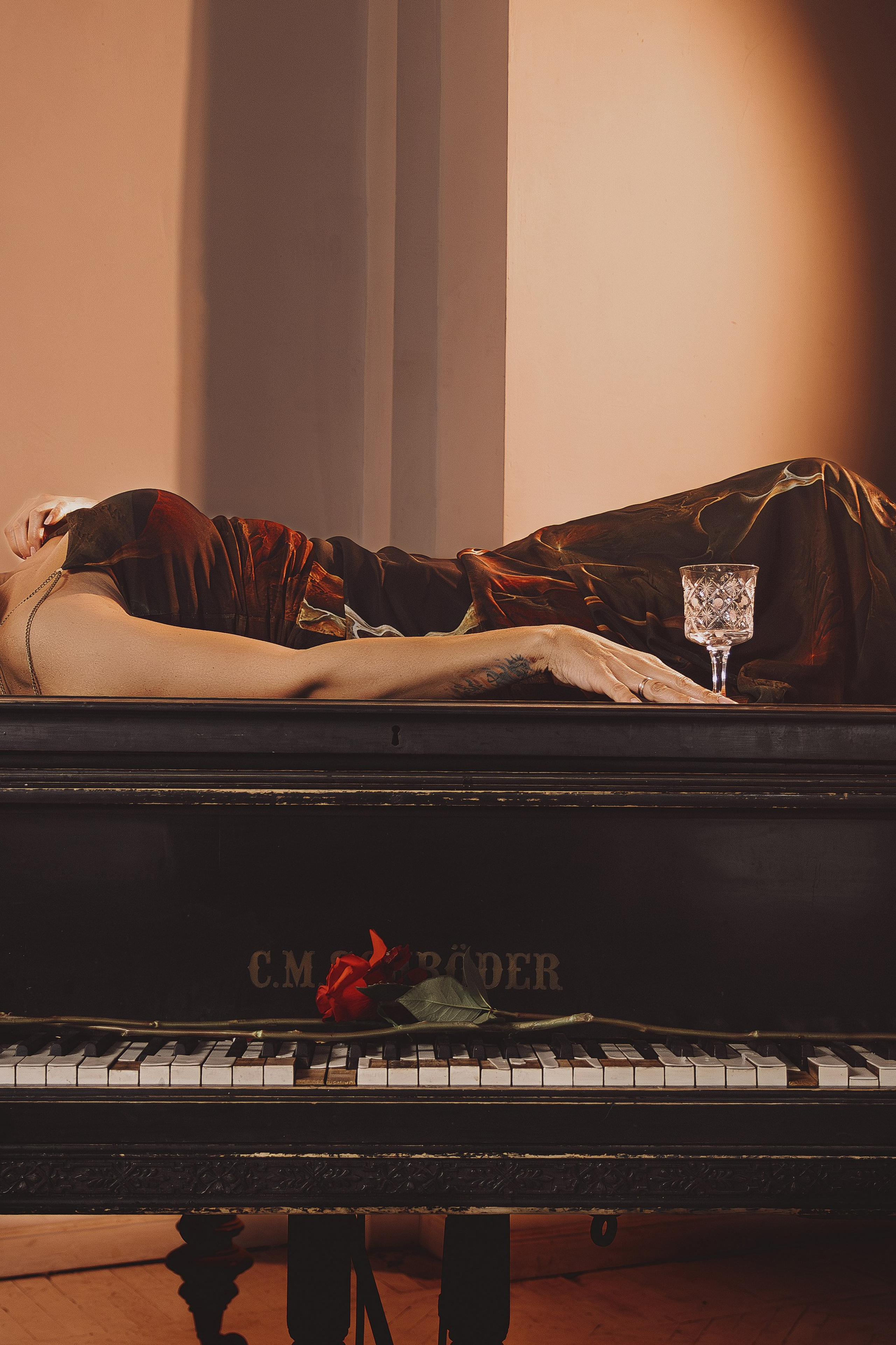 Женская фотосессия в платье в красивой локации в Ростове-на-Дону. Съёмка НЮ в Ростове-на-Дону.