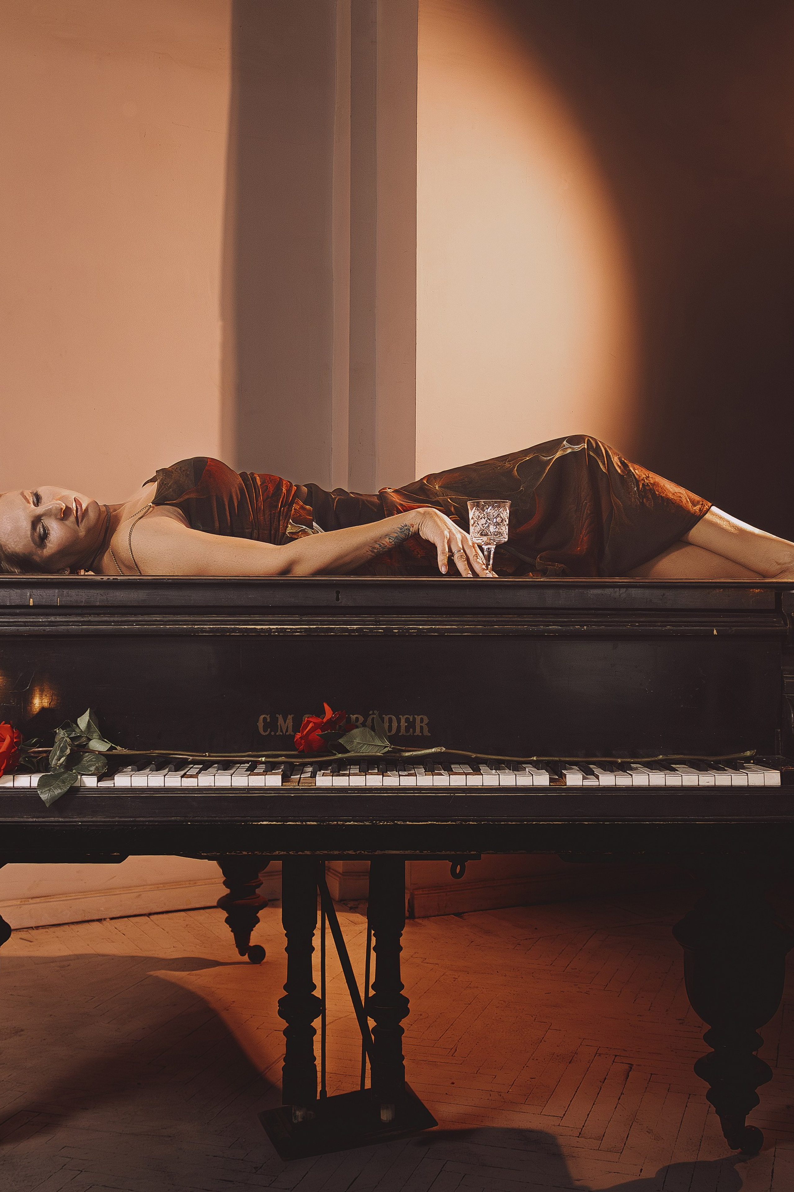 Женская фотосессия в платье в красивой локации в Ростове-на-Дону. Съёмка НЮ в Ростове-на-Дону.