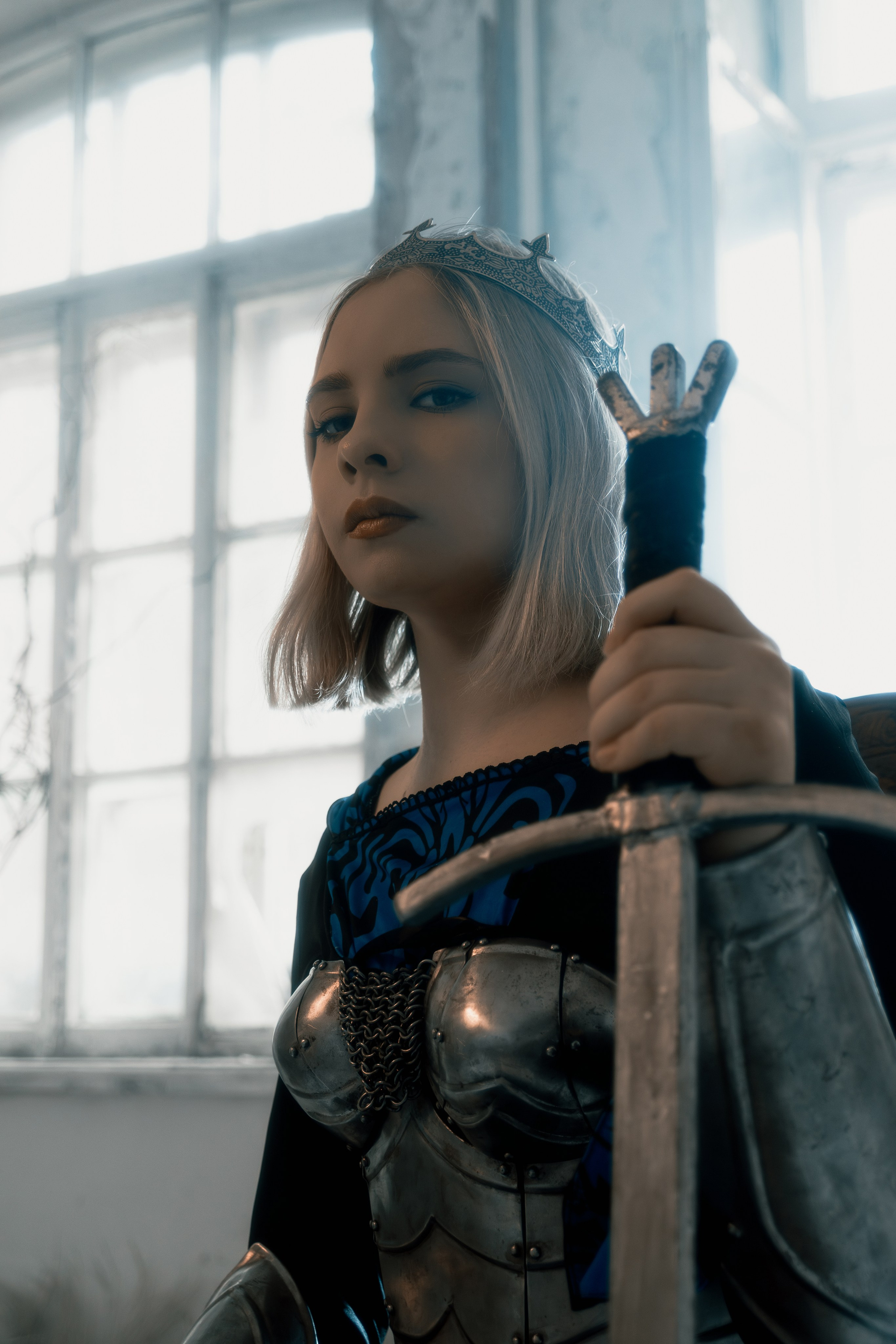 Стильная съемка прекрасной амазонки в современных интерпретациях исторических доспехов. Креативный подход к классическому образу создает уникальный результат.