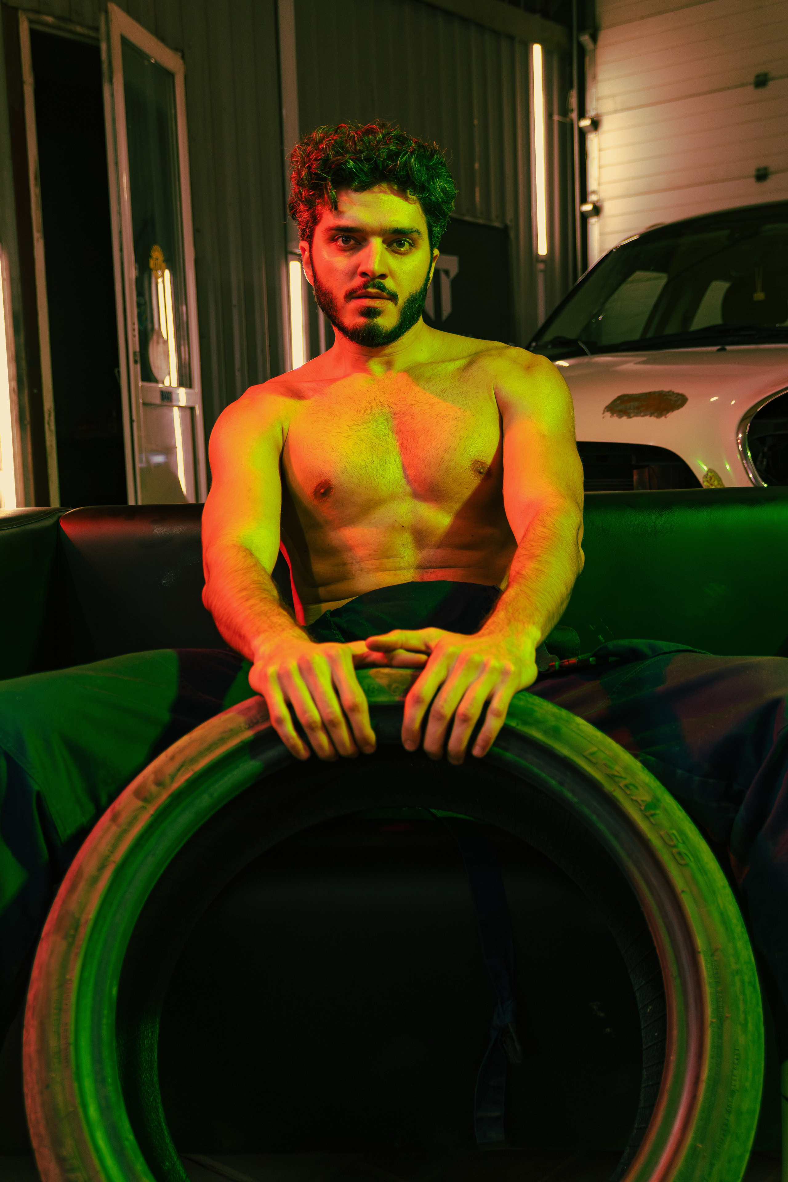 Креативная съёмка мужчин в костюмах маляров в Ростове-на-Дону. Профессиональная работа с группой Sextasy для уникальных фотографий.