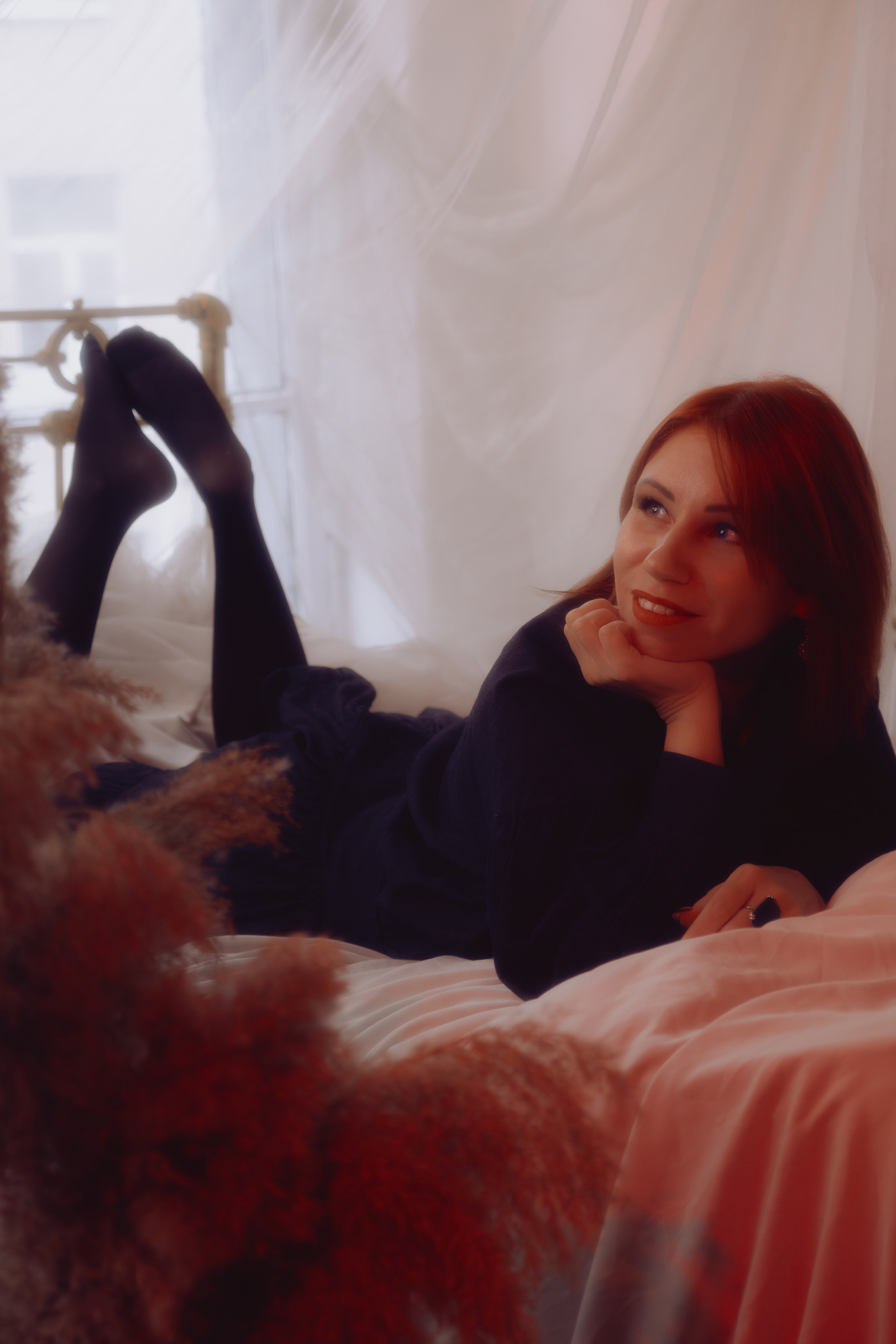 Портрет в тёплых оттенках: таролог склонил голову. Тёплый свет смягчает черты лица.