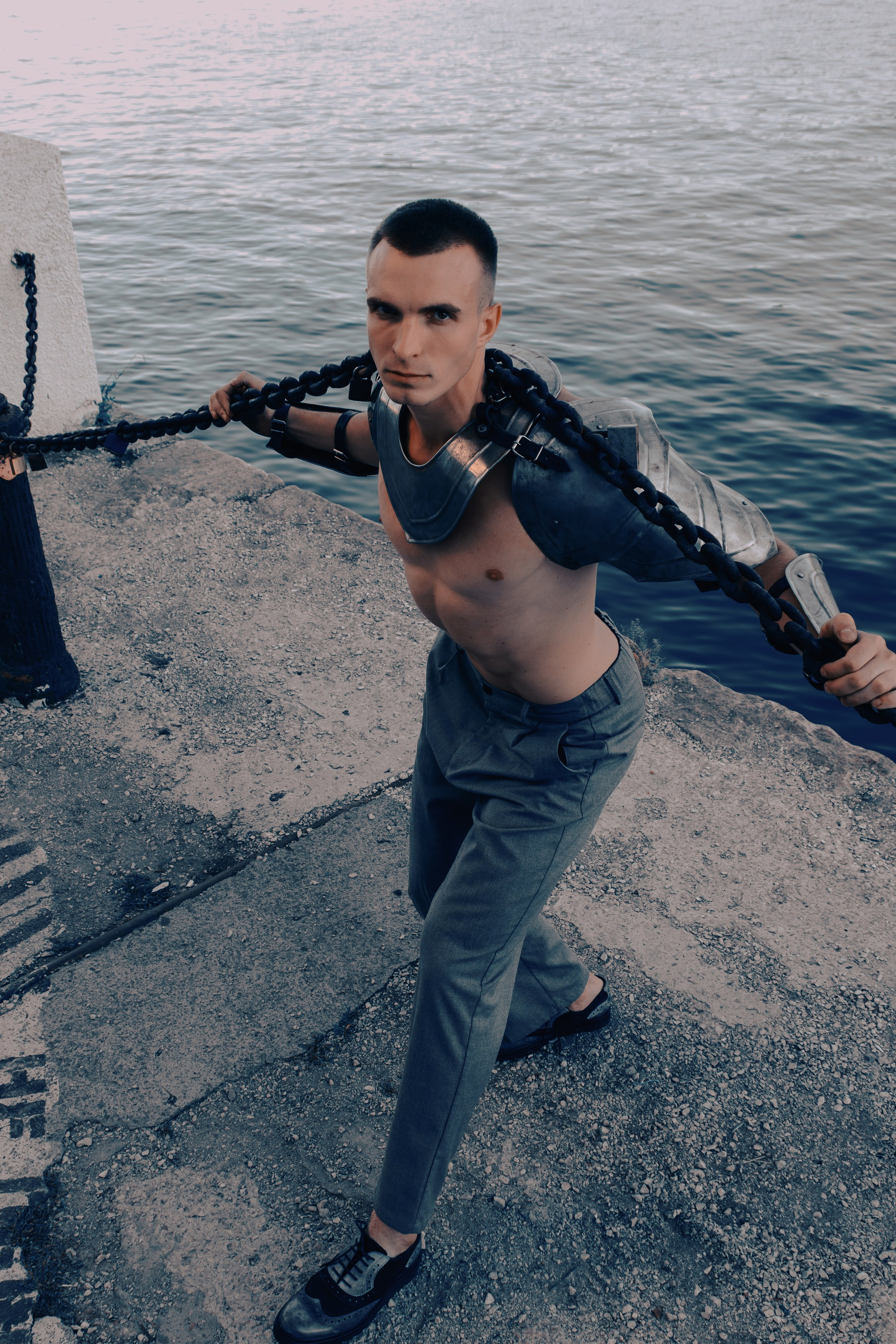 Портрет Сергея в рыцарских доспехах. На плечах стальная цепь